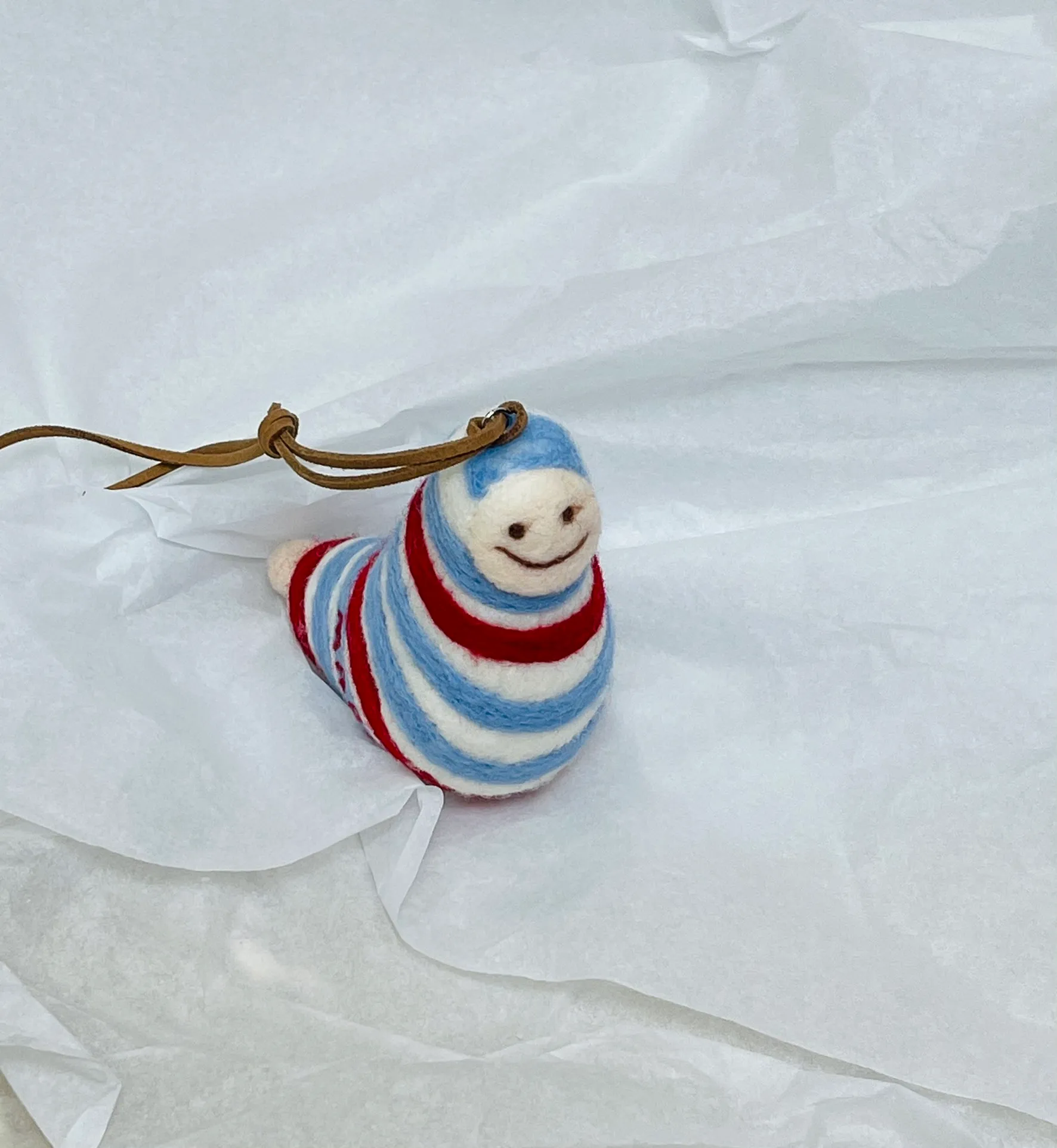 Marni felt pendant is super cute! The rope can be untied and knotted by yourself and comes with a blank dust bag (⚠️Note: It is purely handmade, each one is unique, if you mind, please place your order carefully)