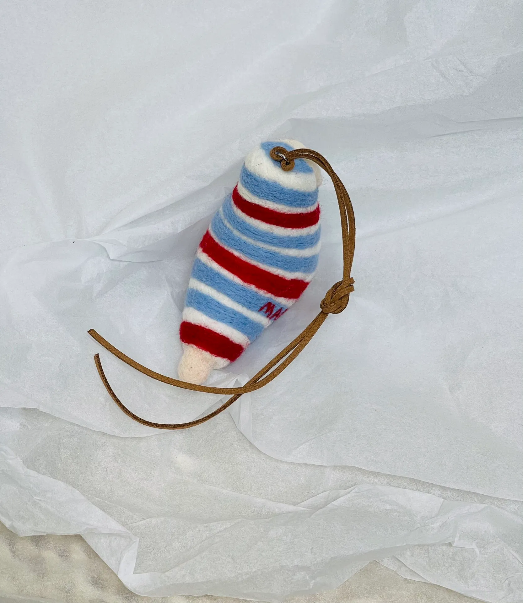 Marni felt pendant is super cute! The rope can be untied and knotted by yourself and comes with a blank dust bag (⚠️Note: It is purely handmade, each one is unique, if you mind, please place your order carefully)