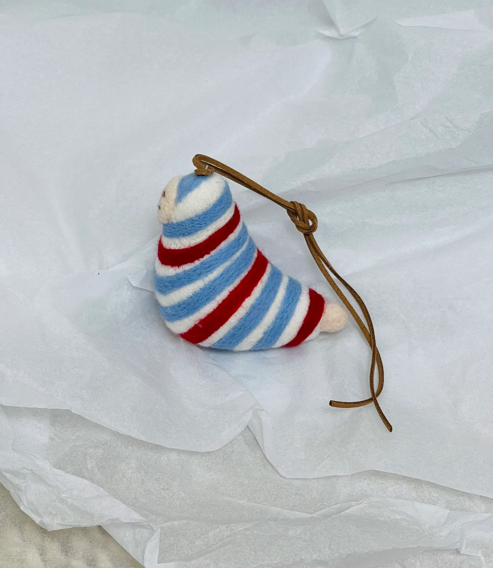 Marni felt pendant is super cute! The rope can be untied and knotted by yourself and comes with a blank dust bag (⚠️Note: It is purely handmade, each one is unique, if you mind, please place your order carefully)