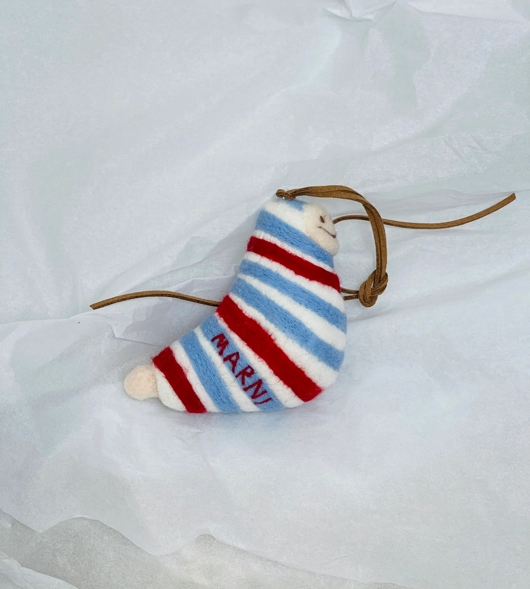 Marni felt pendant is super cute! The rope can be untied and knotted by yourself and comes with a blank dust bag (⚠️Note: It is purely handmade, each one is unique, if you mind, please place your order carefully)