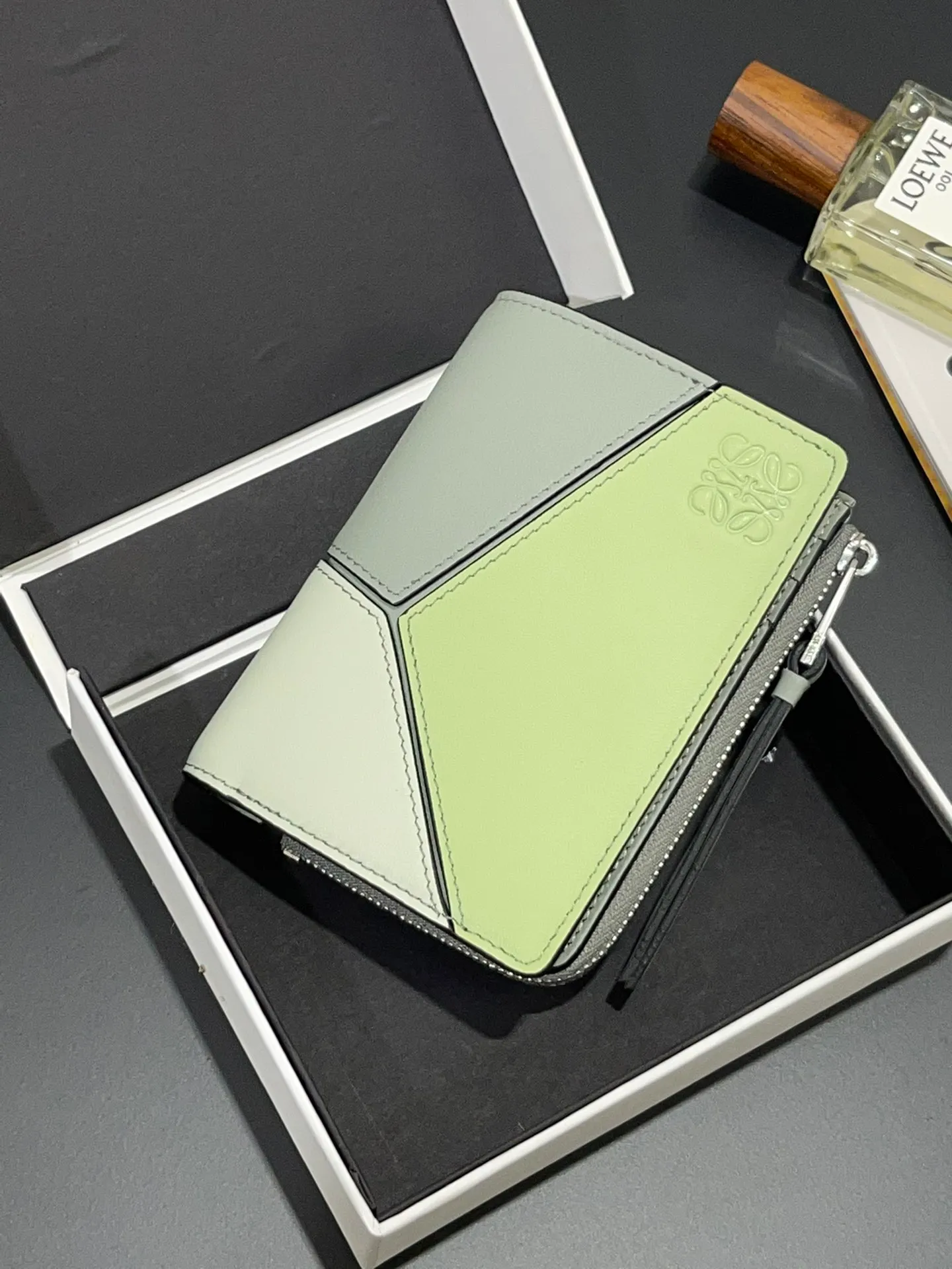 💰740puzzle spliced ​​bifold short wallet is made of classic Napa calfskin, with card slots and coin pocket inside, 🉑️enlarges banknotes, exquisite and practical. Style number 3792, size 12*8.5