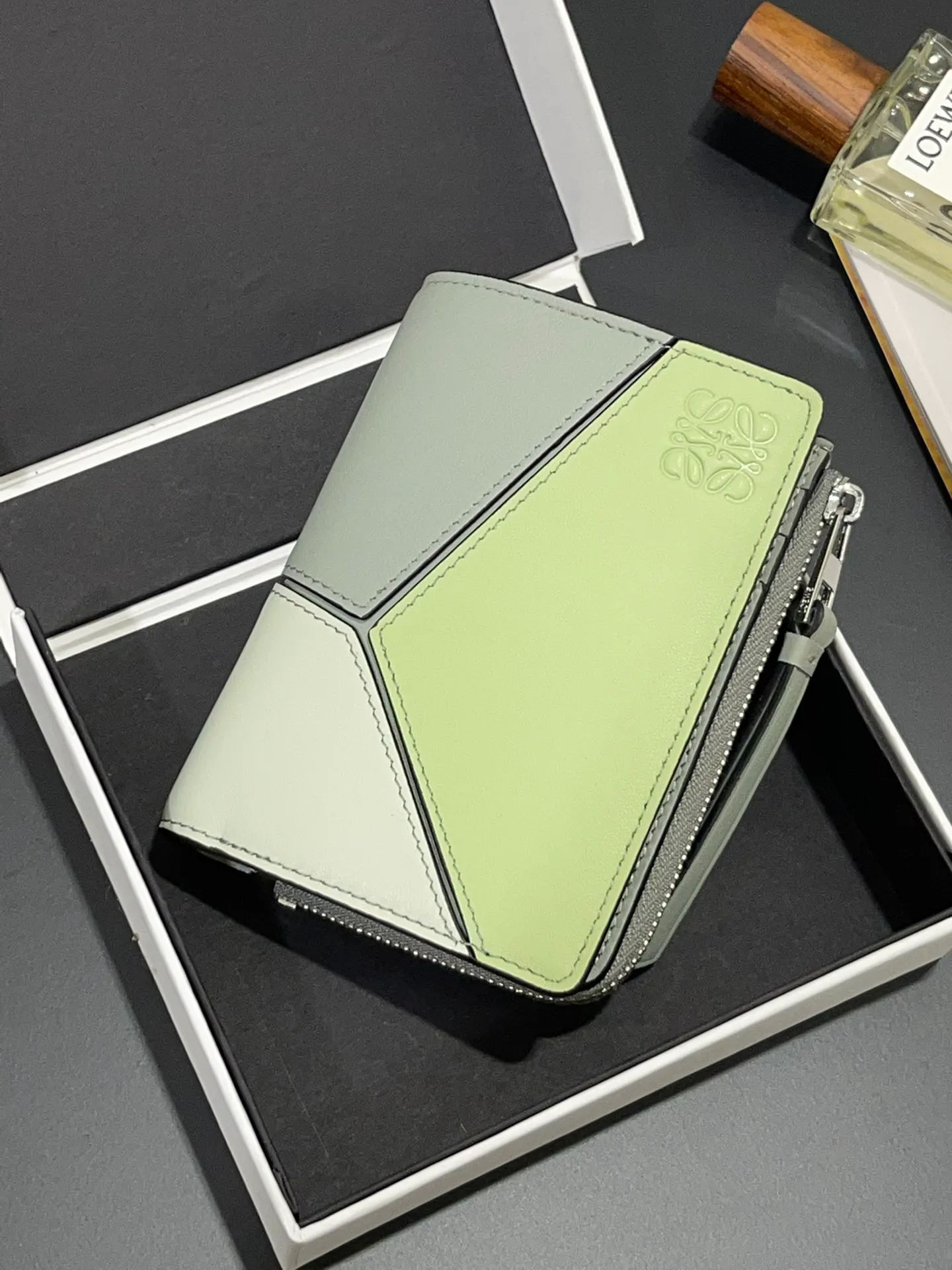 💰740puzzle spliced ​​bifold short wallet is made of classic Napa calfskin, with card slots and coin pocket inside, 🉑️enlarges banknotes, exquisite and practical. Style number 3792, size 12*8.5