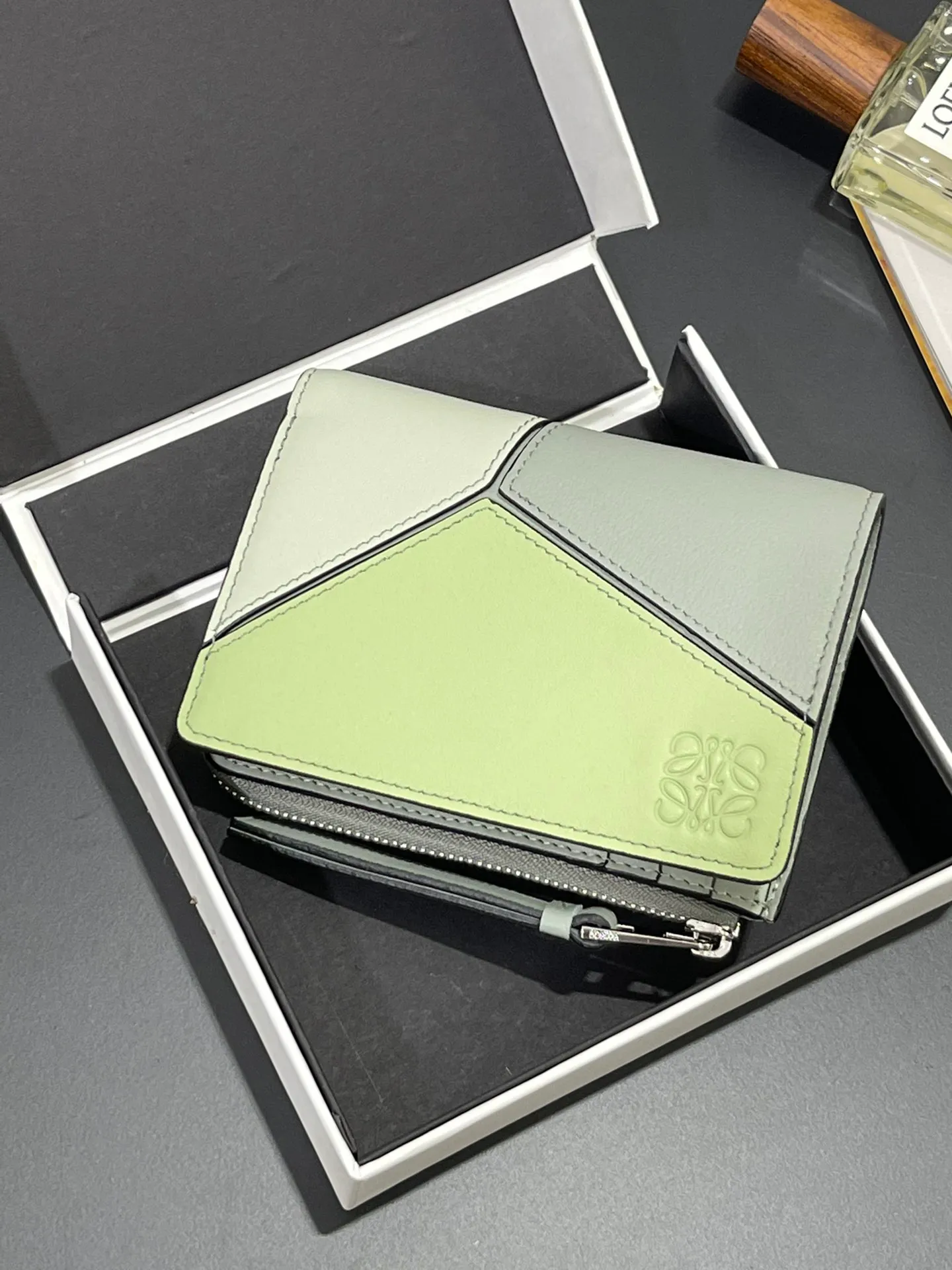 💰740puzzle spliced ​​bifold short wallet is made of classic Napa calfskin, with card slots and coin pocket inside, 🉑️enlarges banknotes, exquisite and practical. Style number 3792, size 12*8.5