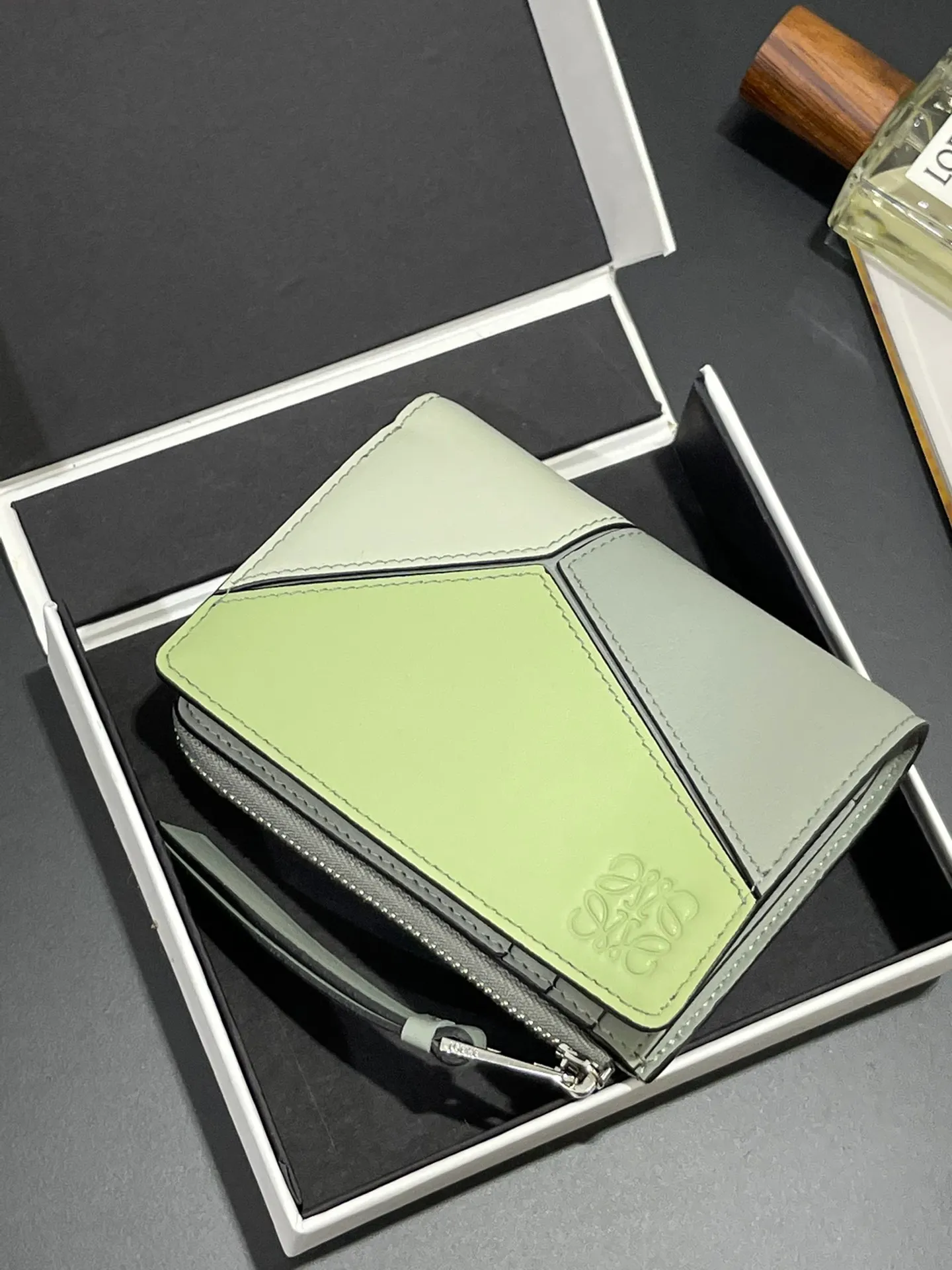 💰740puzzle spliced ​​bifold short wallet is made of classic Napa calfskin, with card slots and coin pocket inside, 🉑️enlarges banknotes, exquisite and practical. Style number 3792, size 12*8.5