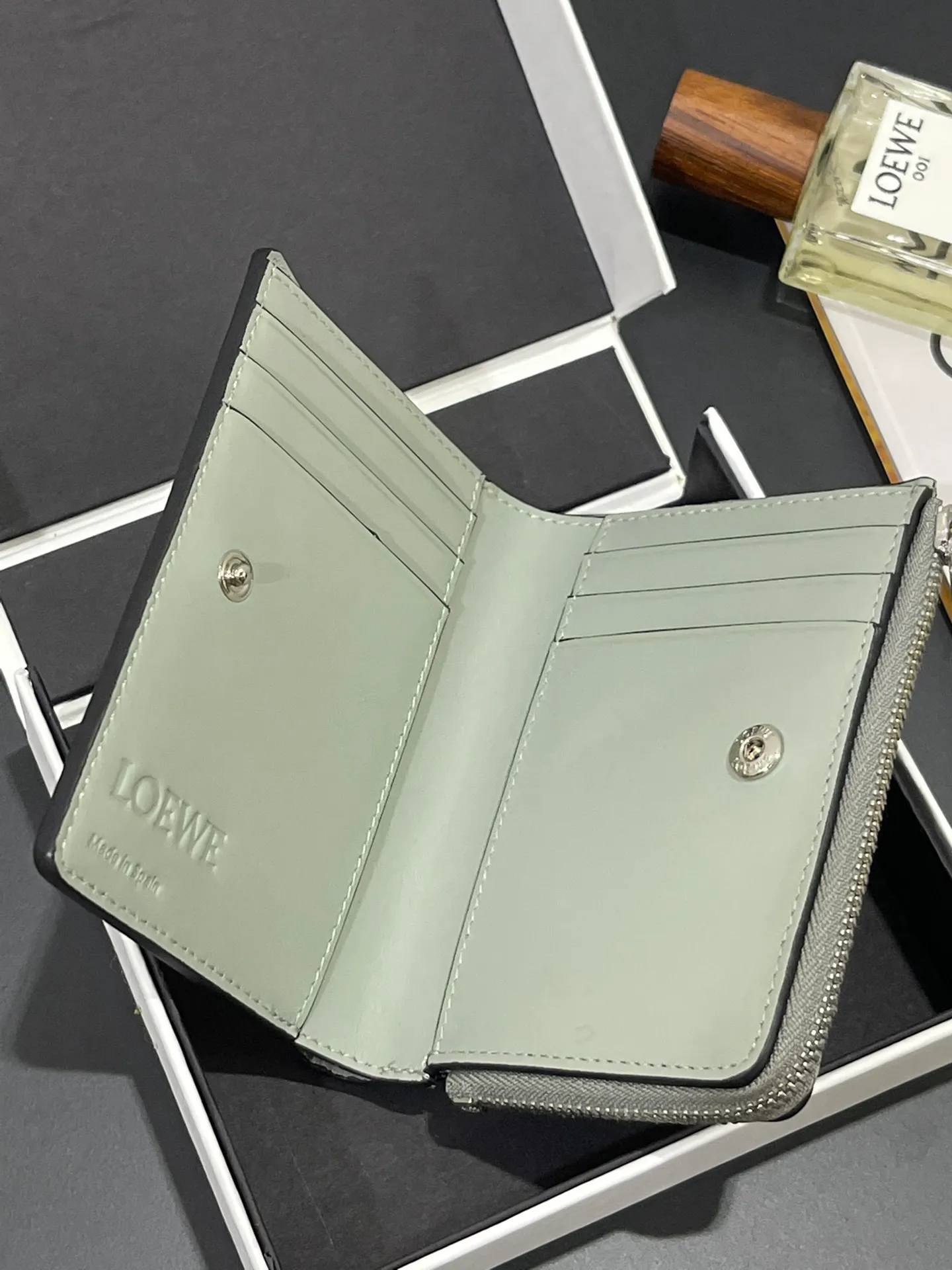 💰740puzzle spliced ​​bifold short wallet is made of classic Napa calfskin, with card slots and coin pocket inside, 🉑️enlarges banknotes, exquisite and practical. Style number 3792, size 12*8.5
