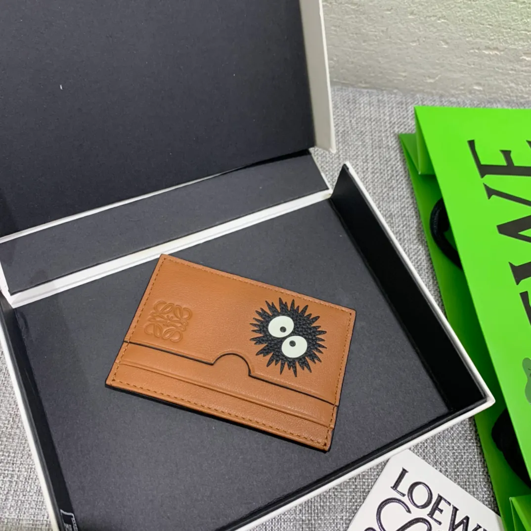 The limited-edition "Little Briquette" series single-piece card holder is made of classic calfskin, using precise cutting technology and inlay technology. Its smart and exquisite design is dazzling. Style number 3755, size 10*7 (Note⚠️: The small briquette pattern is spliced ​​and inlaid, and gaps and skin flakes are normal) 💰560