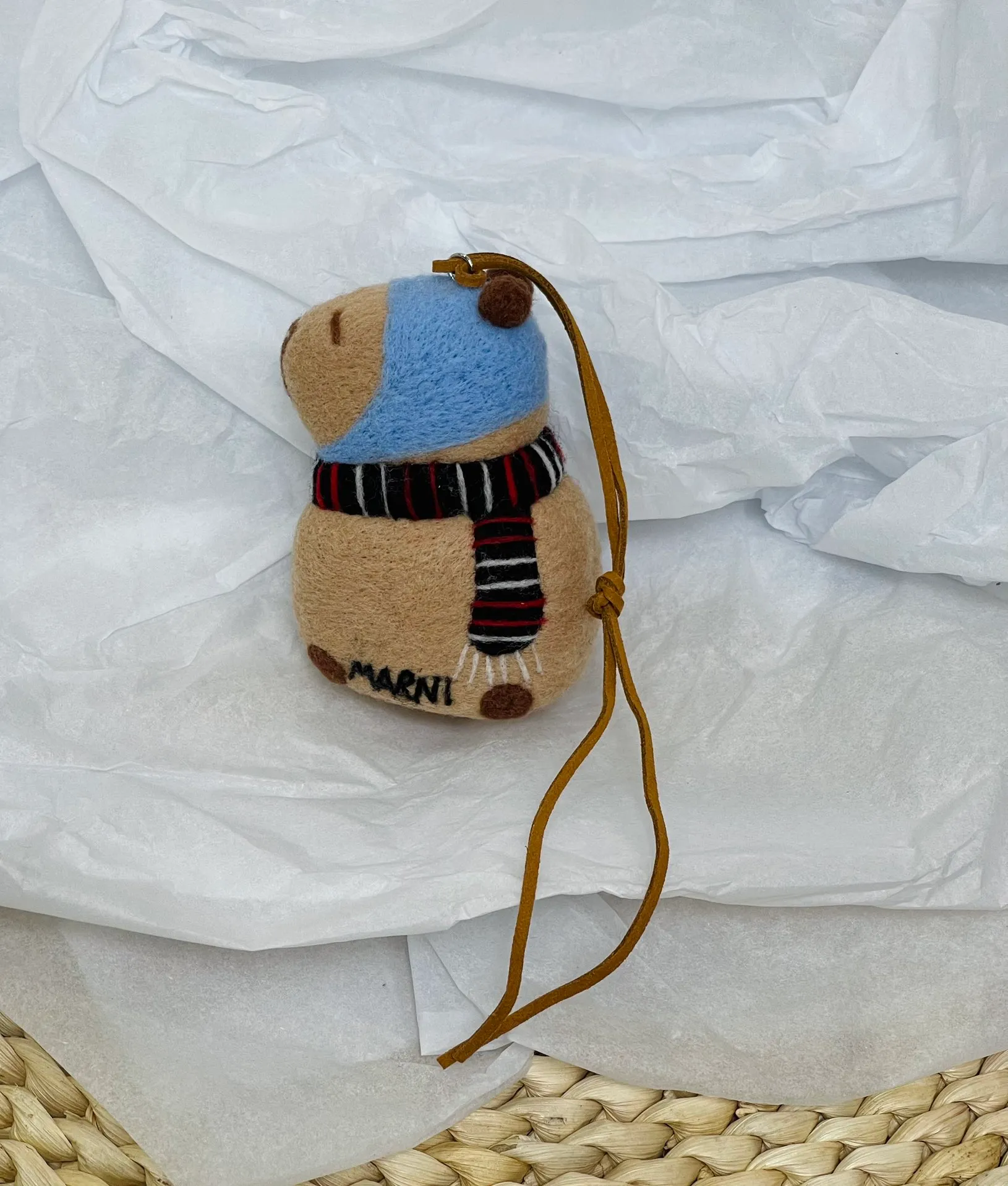 Marni felt pendant is super cute! The rope can be untied and knotted by yourself and comes with a blank dust bag (⚠️Note: It is purely handmade, each one is unique, if you mind, please place your order carefully)