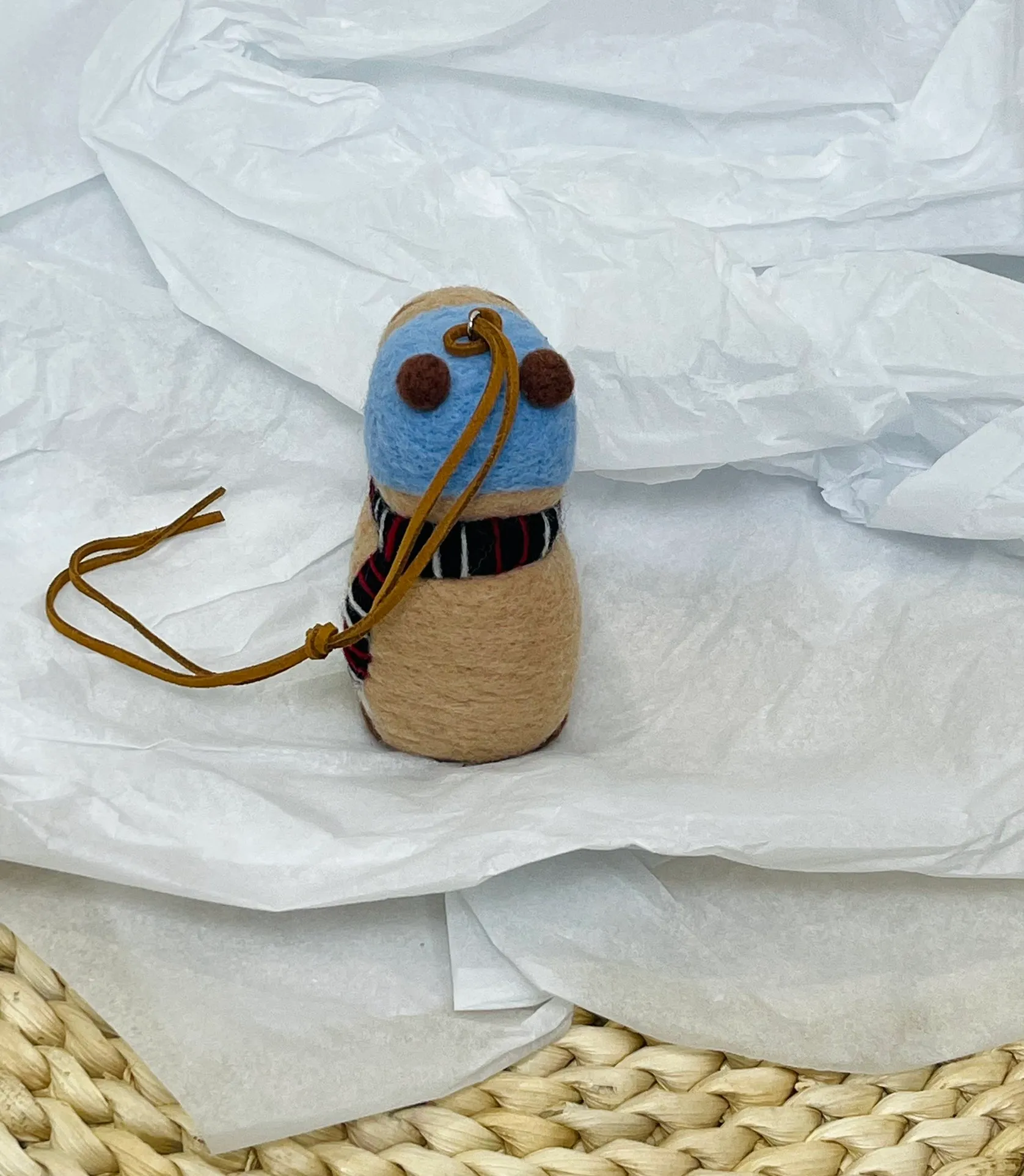 Marni felt pendant is super cute! The rope can be untied and knotted by yourself and comes with a blank dust bag (⚠️Note: It is purely handmade, each one is unique, if you mind, please place your order carefully)