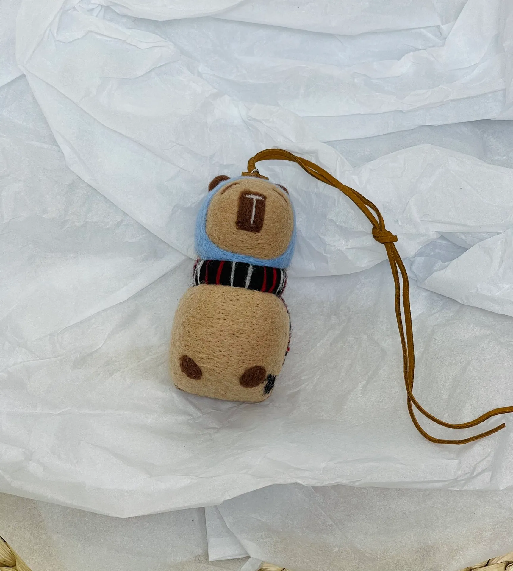 Marni felt pendant is super cute! The rope can be untied and knotted by yourself and comes with a blank dust bag (⚠️Note: It is purely handmade, each one is unique, if you mind, please place your order carefully)