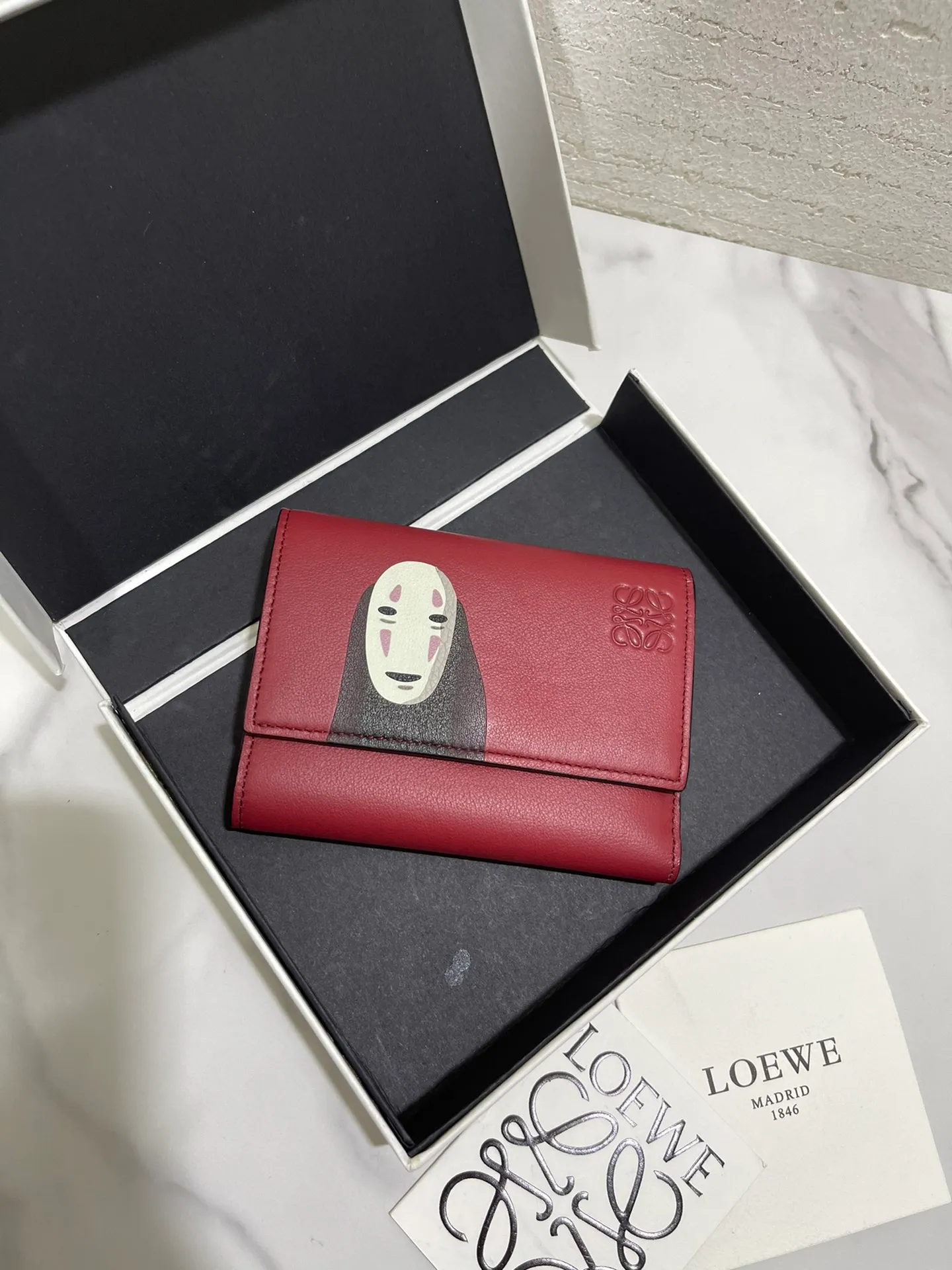 💰860 Chihiro's limited edition "Faceless Man" kaonashi series short wallet is made of classic calfskin, using precise cutting technology and inlay technology. Its smart and exquisite design is dazzling. Style No. 3782, size 12*8 (Note⚠️: The pattern is spliced ​​and inlaid, and gaps and flakes are normal)