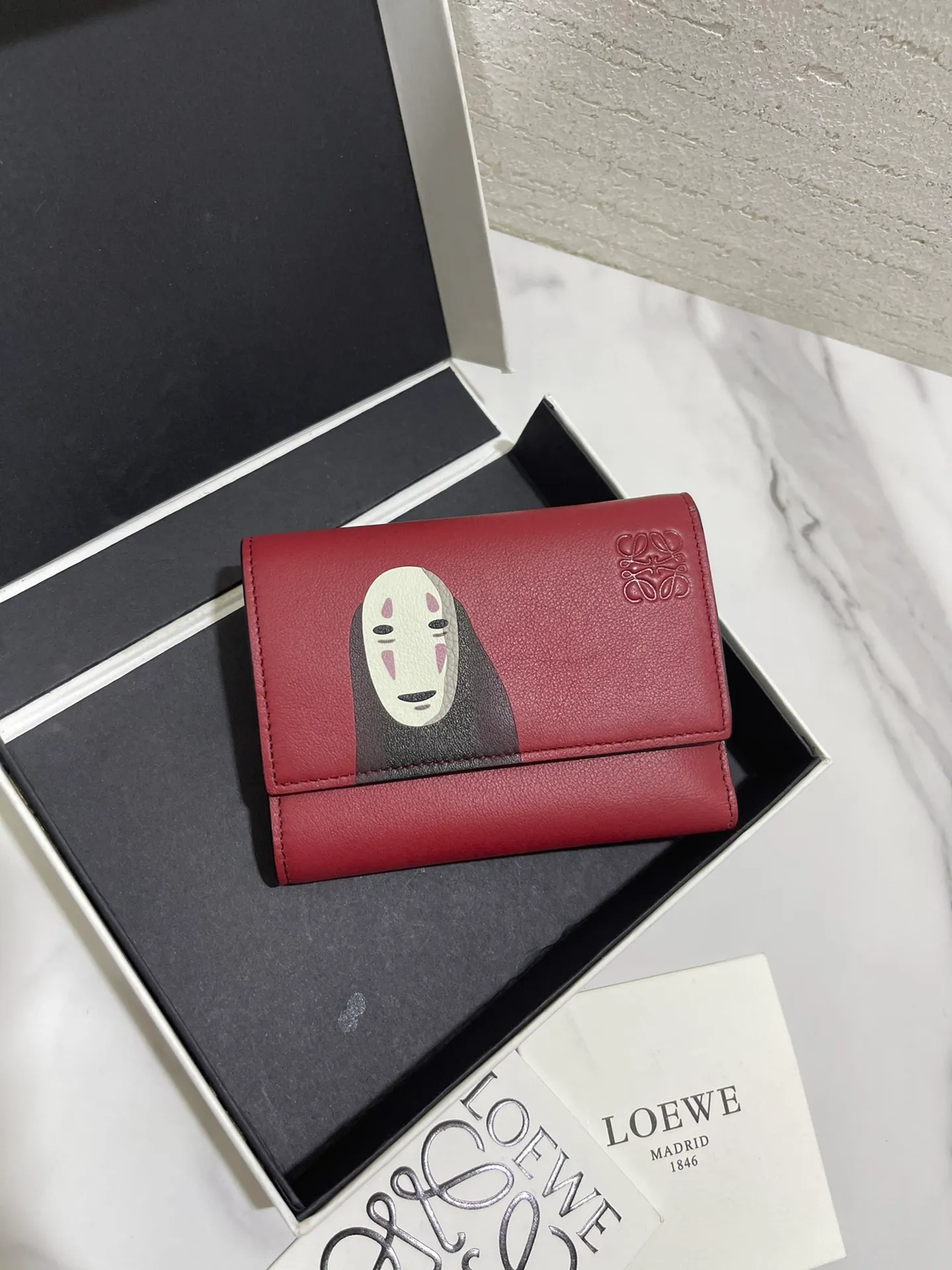💰860 Chihiro's limited edition "Faceless Man" kaonashi series short wallet is made of classic calfskin, using precise cutting technology and inlay technology. Its smart and exquisite design is dazzling. Style No. 3782, size 12*8 (Note⚠️: The pattern is spliced ​​and inlaid, and gaps and flakes are normal)
