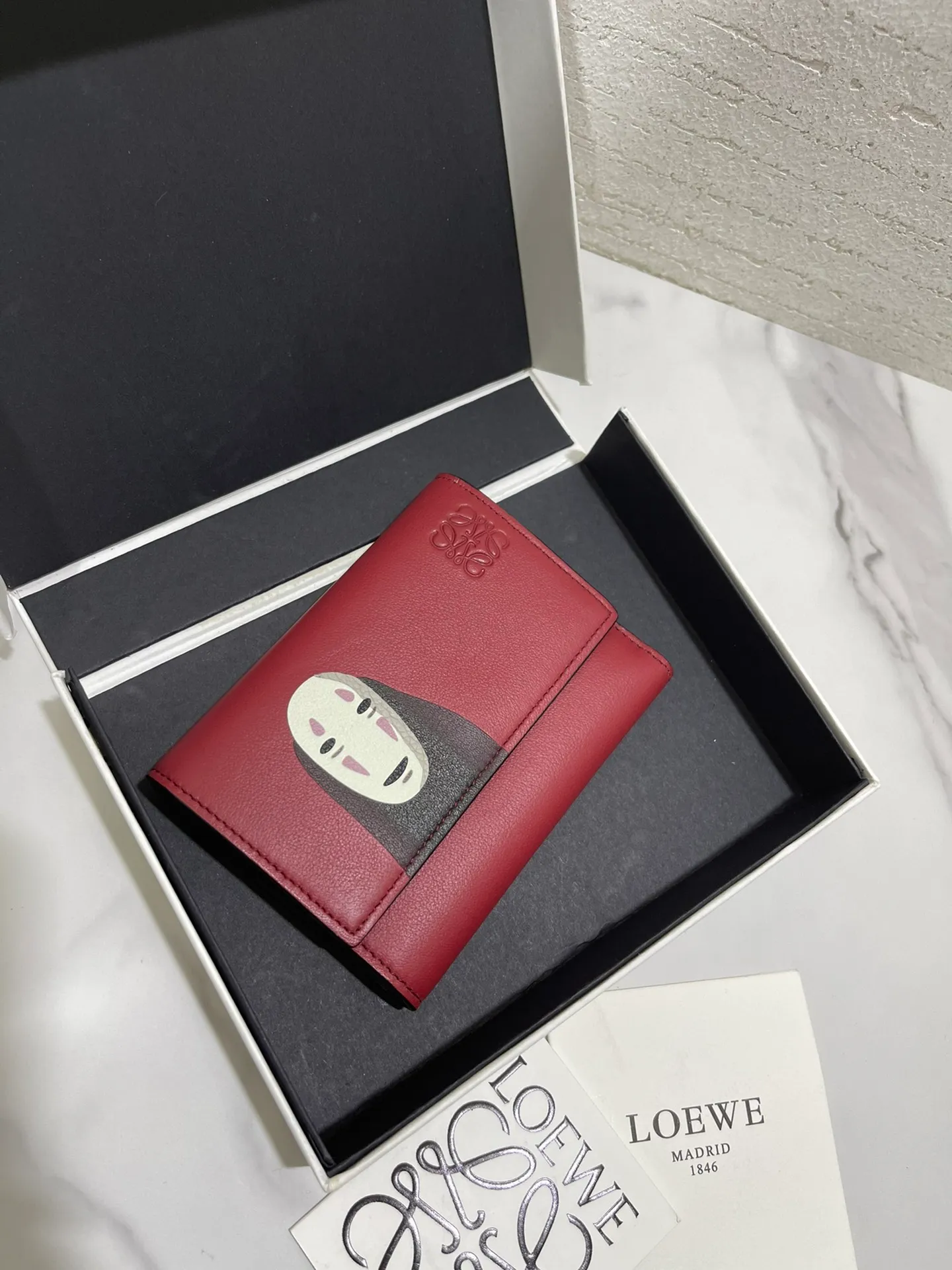💰860 Chihiro's limited edition "Faceless Man" kaonashi series short wallet is made of classic calfskin, using precise cutting technology and inlay technology. Its smart and exquisite design is dazzling. Style No. 3782, size 12*8 (Note⚠️: The pattern is spliced ​​and inlaid, and gaps and flakes are normal)