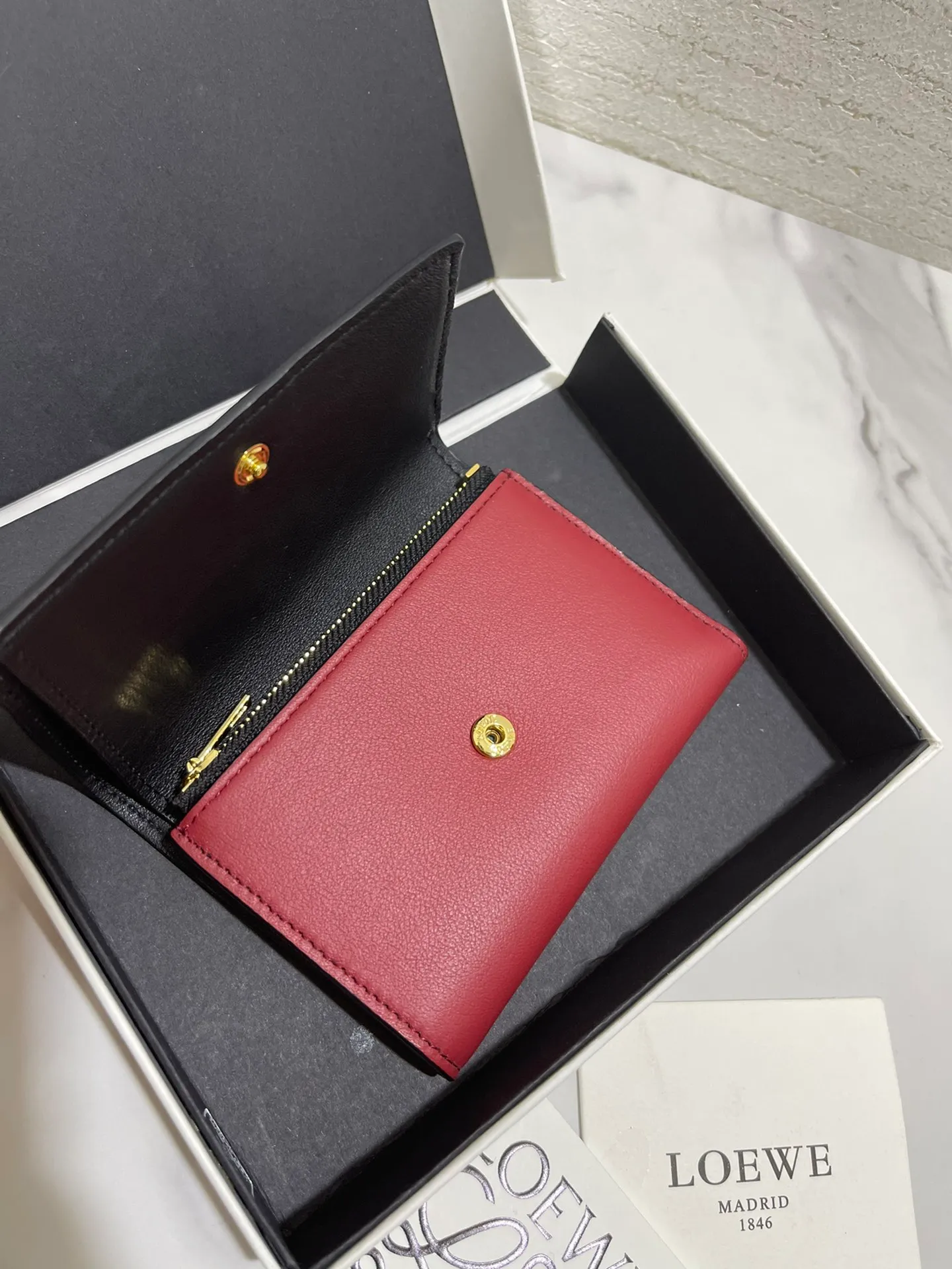 💰860 Chihiro's limited edition "Faceless Man" kaonashi series short wallet is made of classic calfskin, using precise cutting technology and inlay technology. Its smart and exquisite design is dazzling. Style No. 3782, size 12*8 (Note⚠️: The pattern is spliced ​​and inlaid, and gaps and flakes are normal)