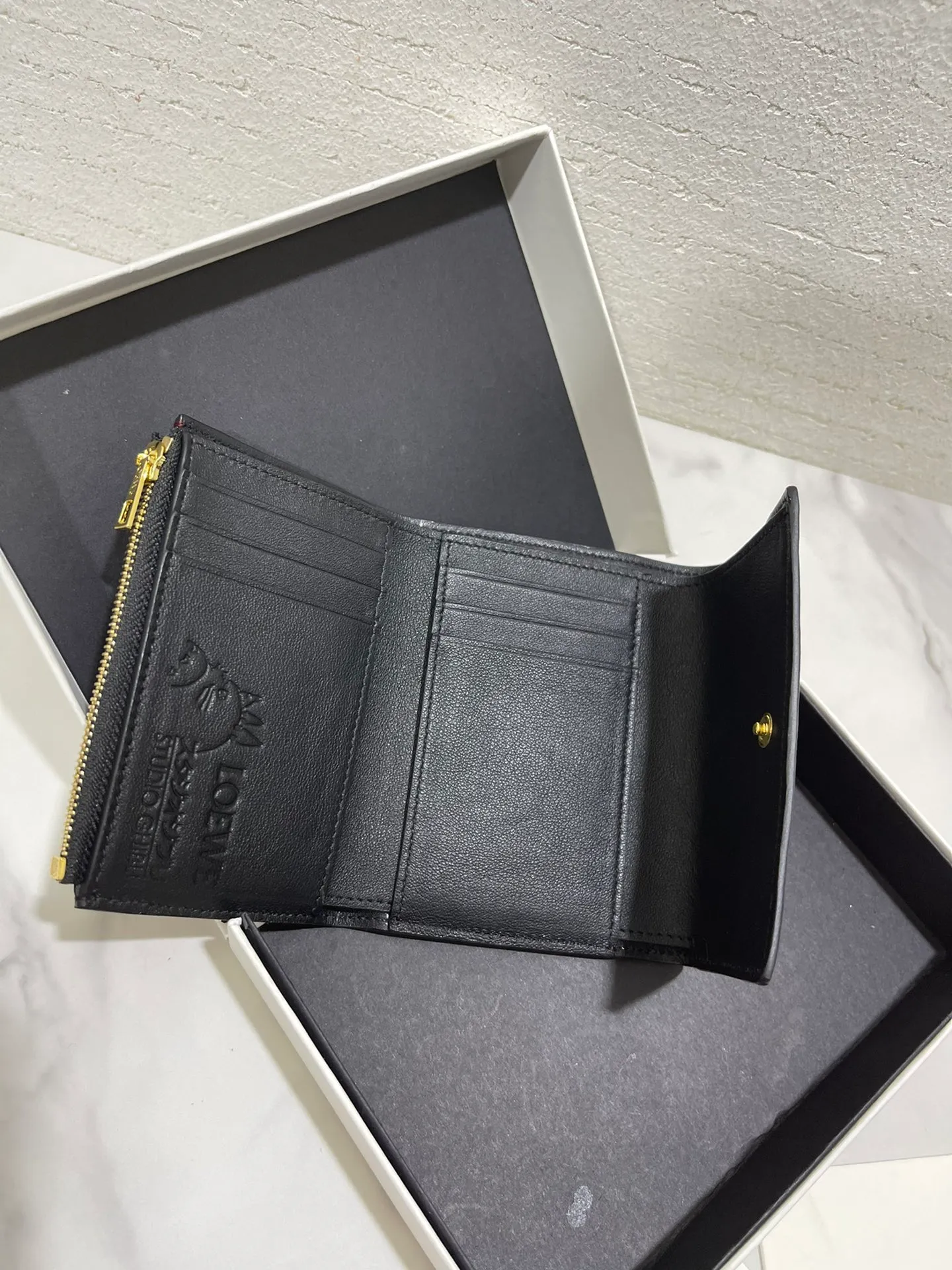 💰860 Chihiro's limited edition "Faceless Man" kaonashi series short wallet is made of classic calfskin, using precise cutting technology and inlay technology. Its smart and exquisite design is dazzling. Style No. 3782, size 12*8 (Note⚠️: The pattern is spliced ​​and inlaid, and gaps and flakes are normal)