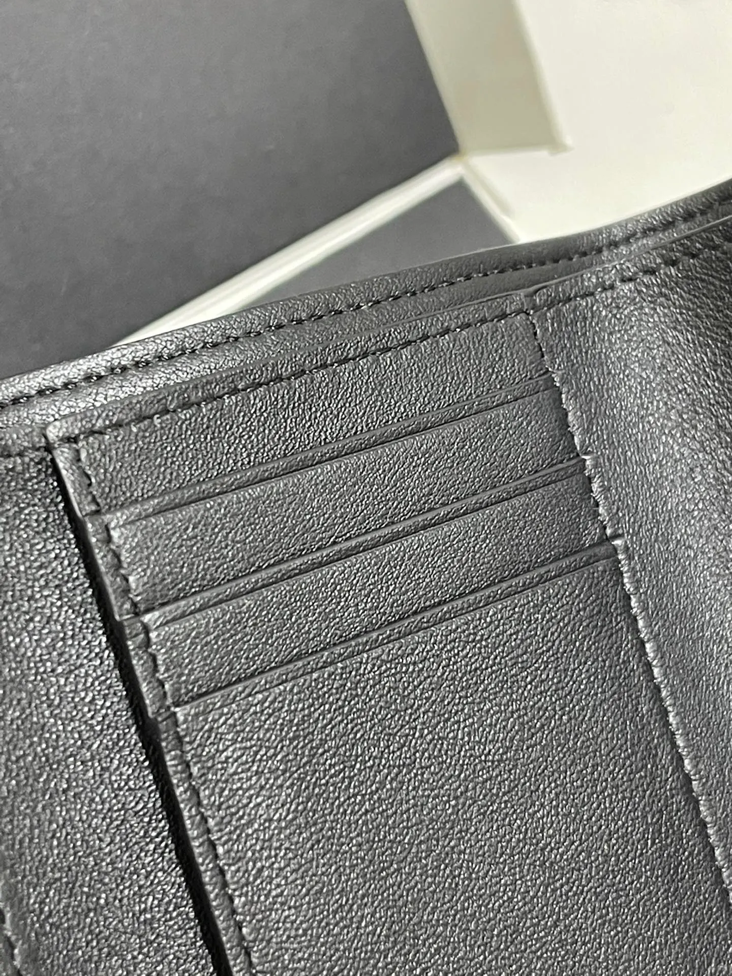 💰860 Chihiro's limited edition "Faceless Man" kaonashi series short wallet is made of classic calfskin, using precise cutting technology and inlay technology. Its smart and exquisite design is dazzling. Style No. 3782, size 12*8 (Note⚠️: The pattern is spliced ​​and inlaid, and gaps and flakes are normal)