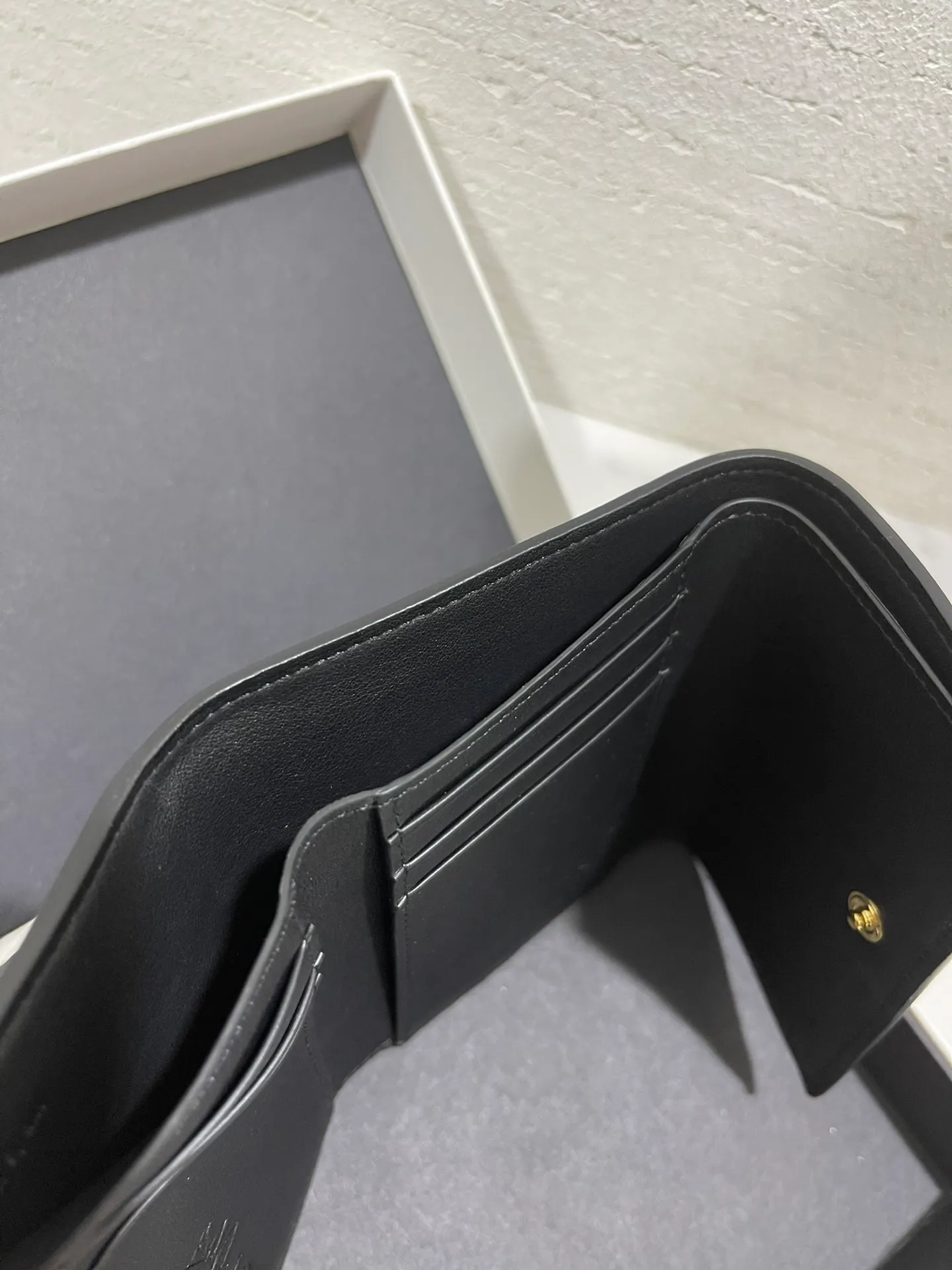 💰860 Chihiro's limited edition "Faceless Man" kaonashi series short wallet is made of classic calfskin, using precise cutting technology and inlay technology. Its smart and exquisite design is dazzling. Style No. 3782, size 12*8 (Note⚠️: The pattern is spliced ​​and inlaid, and gaps and flakes are normal)
