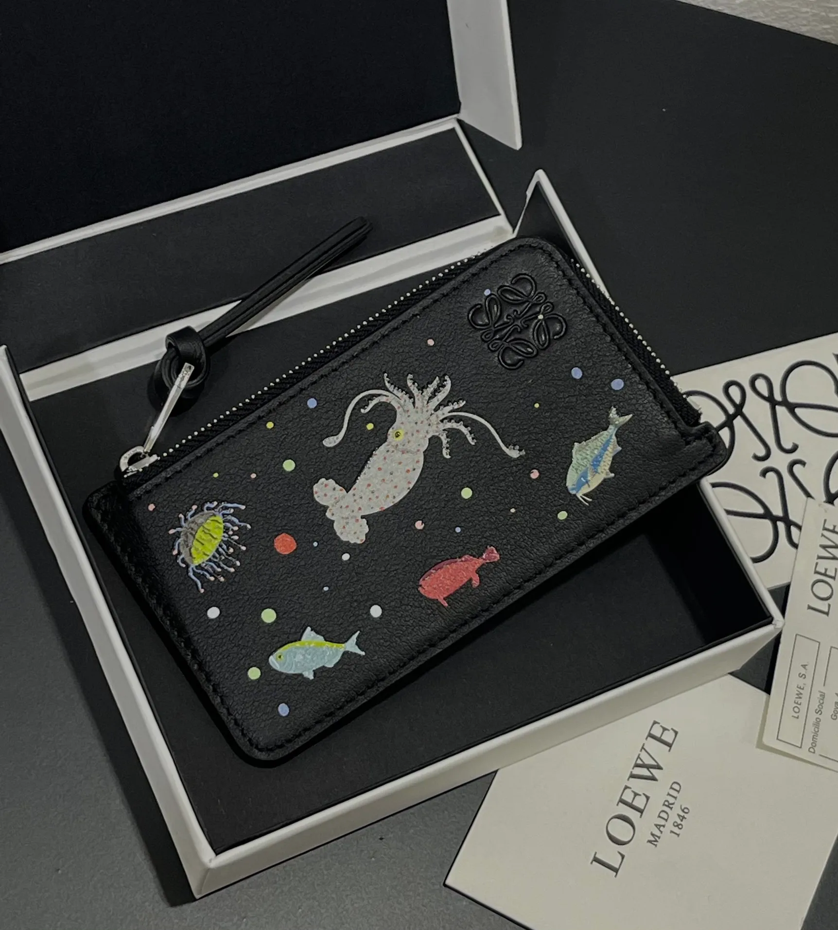 660💰Suna Fujita Zipper Card Case Cooperation Limited Series Deep Sea Print Model Made of Napa Calf Leather Four Card Slots and Zipper Compartment with Deep Sea Print Pattern No. 3806 Size 13*7.5 (⚠️Note: Each position of the silk screen pattern will be a little different, and genuine products will also be available, because the machine will slide during the silk screen printing, which is inevitable. If you mind, please do not place an order)