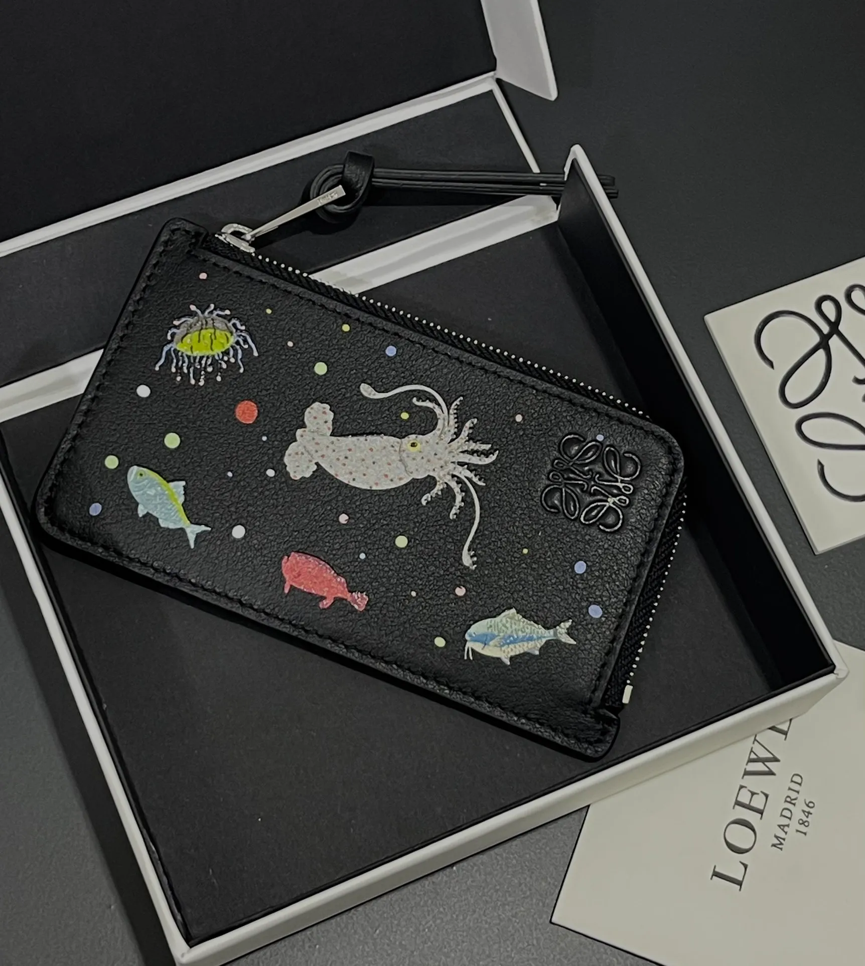 660💰Suna Fujita Zipper Card Case Cooperation Limited Series Deep Sea Print Model Made of Napa Calf Leather Four Card Slots and Zipper Compartment with Deep Sea Print Pattern No. 3806 Size 13*7.5 (⚠️Note: Each position of the silk screen pattern will be a little different, and genuine products will also be available, because the machine will slide during the silk screen printing, which is inevitable. If you mind, please do not place an order)
