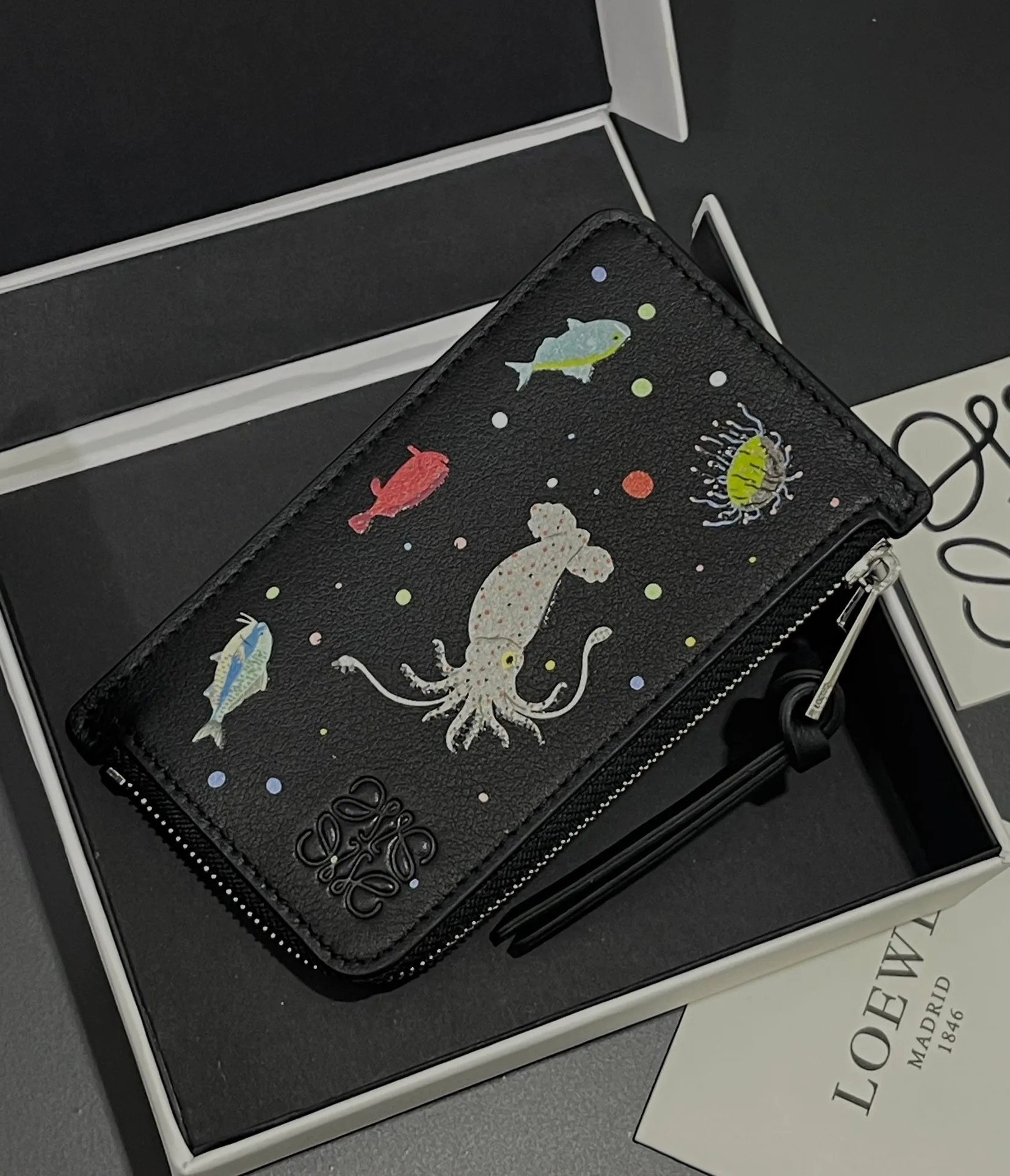 660💰Suna Fujita Zipper Card Case Cooperation Limited Series Deep Sea Print Model Made of Napa Calf Leather Four Card Slots and Zipper Compartment with Deep Sea Print Pattern No. 3806 Size 13*7.5 (⚠️Note: Each position of the silk screen pattern will be a little different, and genuine products will also be available, because the machine will slide during the silk screen printing, which is inevitable. If you mind, please do not place an order)
