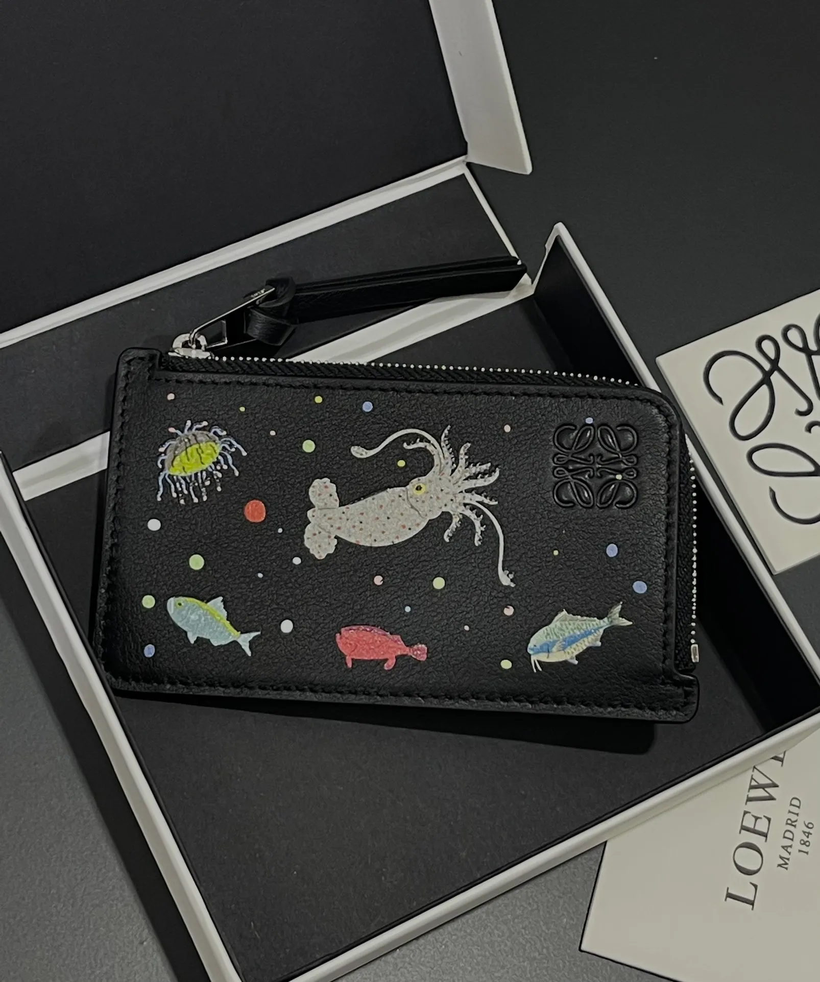 660💰Suna Fujita Zipper Card Case Cooperation Limited Series Deep Sea Print Model Made of Napa Calf Leather Four Card Slots and Zipper Compartment with Deep Sea Print Pattern No. 3806 Size 13*7.5 (⚠️Note: Each position of the silk screen pattern will be a little different, and genuine products will also be available, because the machine will slide during the silk screen printing, which is inevitable. If you mind, please do not place an order)