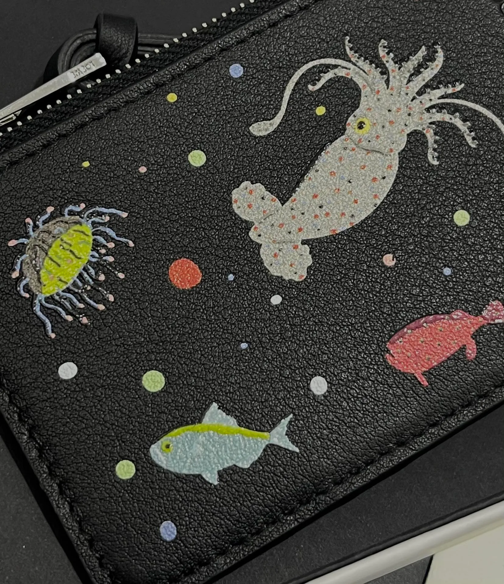 660💰Suna Fujita Zipper Card Case Cooperation Limited Series Deep Sea Print Model Made of Napa Calf Leather Four Card Slots and Zipper Compartment with Deep Sea Print Pattern No. 3806 Size 13*7.5 (⚠️Note: Each position of the silk screen pattern will be a little different, and genuine products will also be available, because the machine will slide during the silk screen printing, which is inevitable. If you mind, please do not place an order)