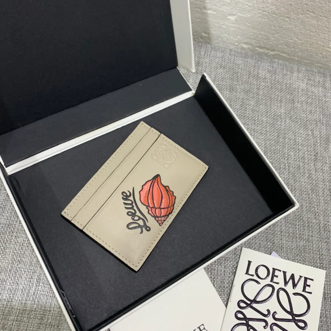 The shell single-piece card holder is made of classic calfskin, using precise cutting technology and inlay technology, with four card slots and a middle compartment. Style number 3760, size 10*7 (Note⚠️: The mother-of-pearl pattern is spliced ​​and inlaid, and gaps and flakes are normal) 💰560