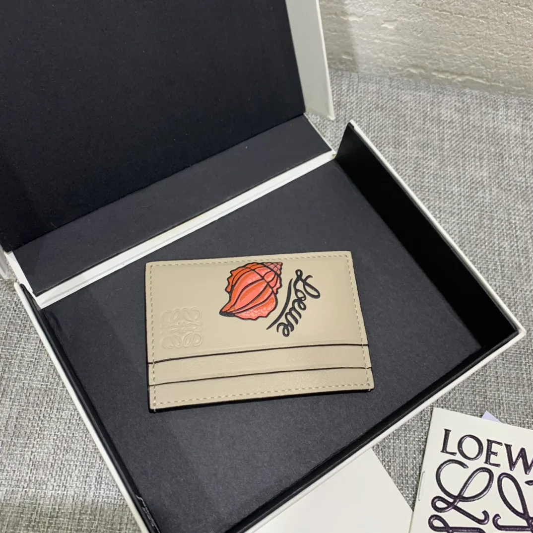 The shell single-piece card holder is made of classic calfskin, using precise cutting technology and inlay technology, with four card slots and a middle compartment. Style number 3760, size 10*7 (Note⚠️: The mother-of-pearl pattern is spliced ​​and inlaid, and gaps and flakes are normal) 💰560