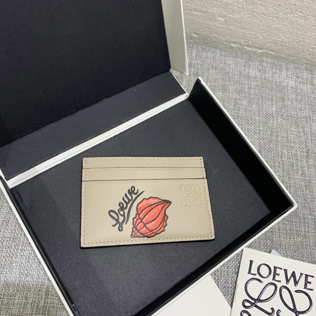 The shell single-piece card holder is made of classic calfskin, using precise cutting technology and inlay technology, with four card slots and a middle compartment. Style number 3760, size 10*7 (Note⚠️: The mother-of-pearl pattern is spliced ​​and inlaid, and gaps and flakes are normal) 💰560