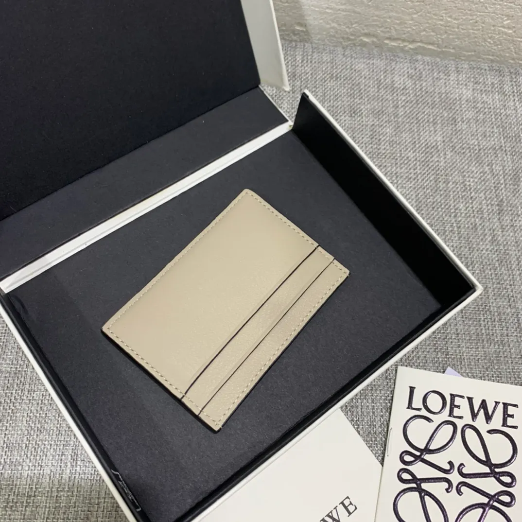 The shell single-piece card holder is made of classic calfskin, using precise cutting technology and inlay technology, with four card slots and a middle compartment. Style number 3760, size 10*7 (Note⚠️: The mother-of-pearl pattern is spliced ​​and inlaid, and gaps and flakes are normal) 💰560