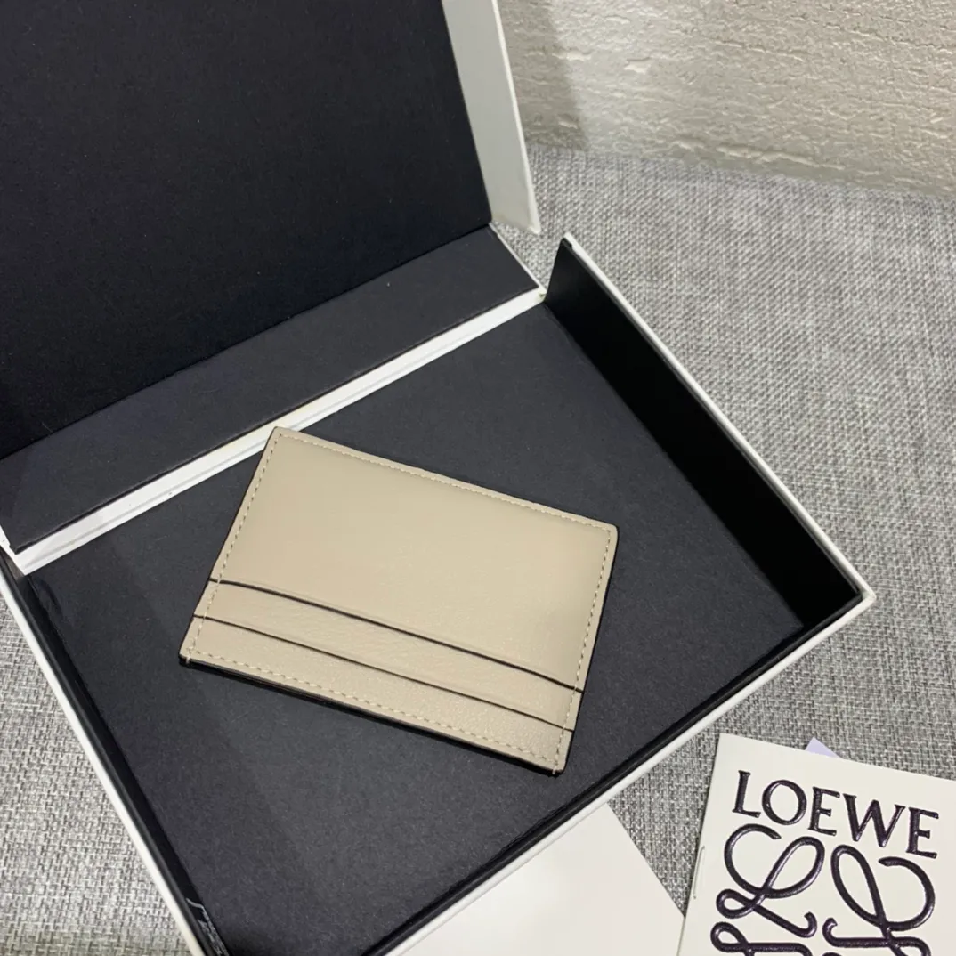 The shell single-piece card holder is made of classic calfskin, using precise cutting technology and inlay technology, with four card slots and a middle compartment. Style number 3760, size 10*7 (Note⚠️: The mother-of-pearl pattern is spliced ​​and inlaid, and gaps and flakes are normal) 💰560