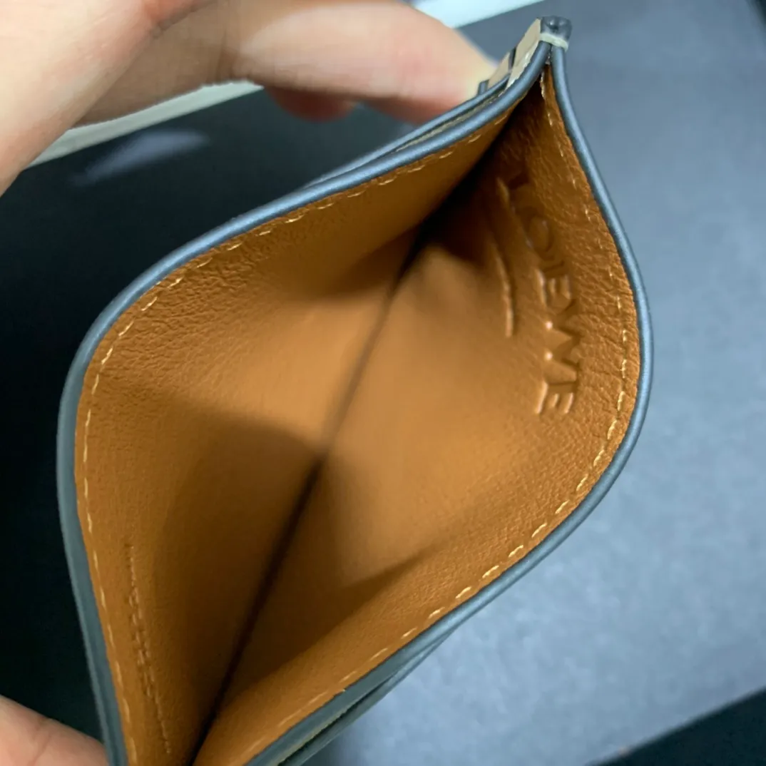 The shell single-piece card holder is made of classic calfskin, using precise cutting technology and inlay technology, with four card slots and a middle compartment. Style number 3760, size 10*7 (Note⚠️: The mother-of-pearl pattern is spliced ​​and inlaid, and gaps and flakes are normal) 💰560