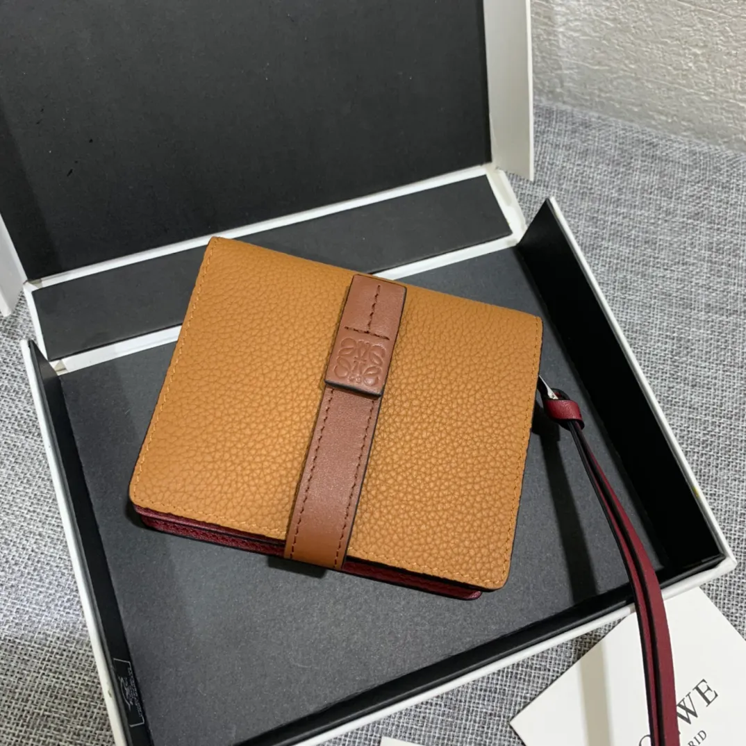 740💰 Compact zip wallet is made of wear-resistant piqué calfskin with a two-color combination. It has card slots and a coin pocket inside, making it exquisite and practical. Style number 3711, size 10.5*9*3