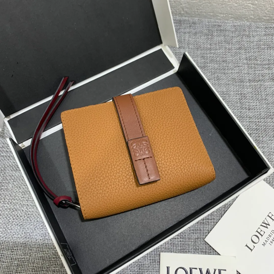 740💰 Compact zip wallet is made of wear-resistant piqué calfskin with a two-color combination. It has card slots and a coin pocket inside, making it exquisite and practical. Style number 3711, size 10.5*9*3