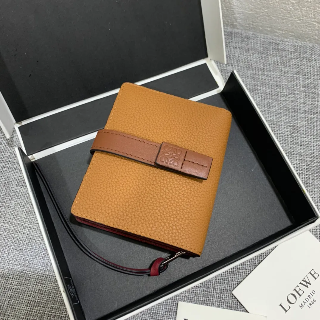 740💰 Compact zip wallet is made of wear-resistant piqué calfskin with a two-color combination. It has card slots and a coin pocket inside, making it exquisite and practical. Style number 3711, size 10.5*9*3