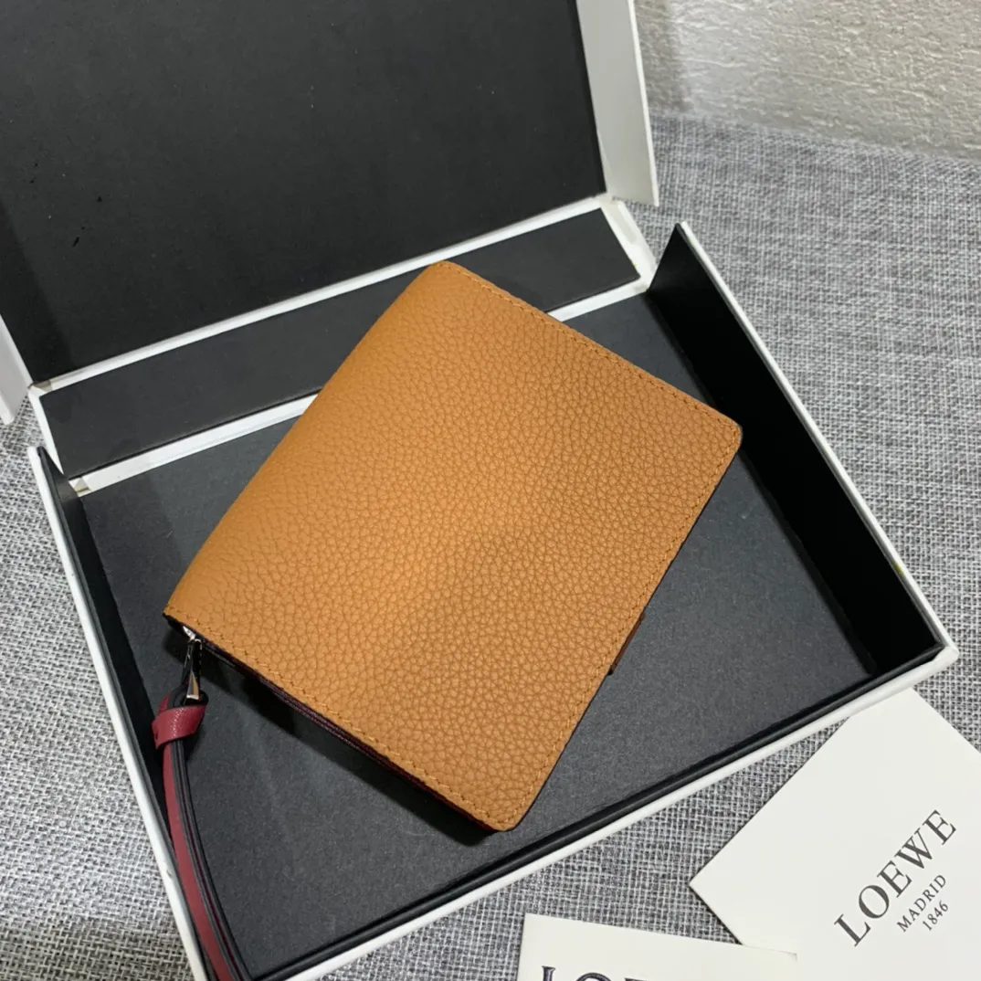 740💰 Compact zip wallet is made of wear-resistant piqué calfskin with a two-color combination. It has card slots and a coin pocket inside, making it exquisite and practical. Style number 3711, size 10.5*9*3