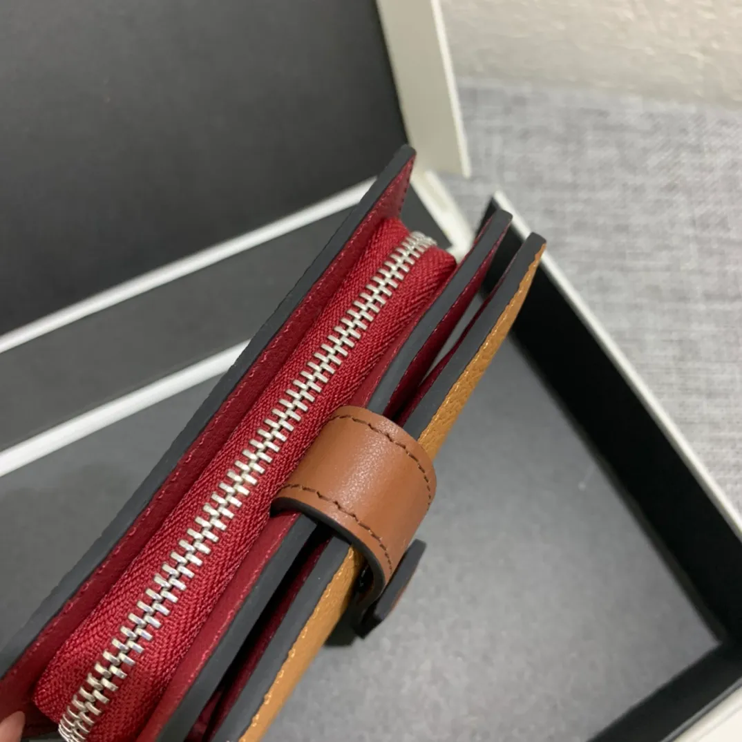 740💰 Compact zip wallet is made of wear-resistant piqué calfskin with a two-color combination. It has card slots and a coin pocket inside, making it exquisite and practical. Style number 3711, size 10.5*9*3