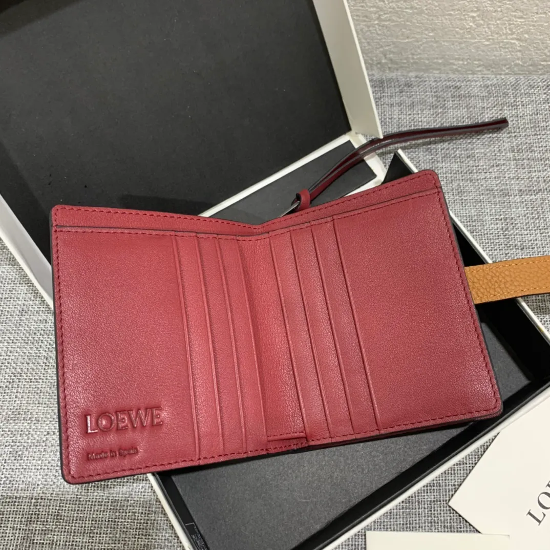 740💰 Compact zip wallet is made of wear-resistant piqué calfskin with a two-color combination. It has card slots and a coin pocket inside, making it exquisite and practical. Style number 3711, size 10.5*9*3