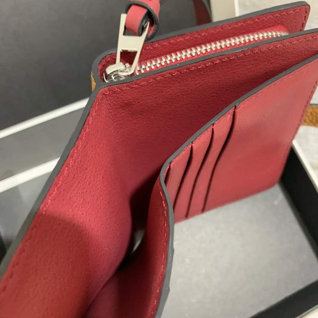 740💰 Compact zip wallet is made of wear-resistant piqué calfskin with a two-color combination. It has card slots and a coin pocket inside, making it exquisite and practical. Style number 3711, size 10.5*9*3