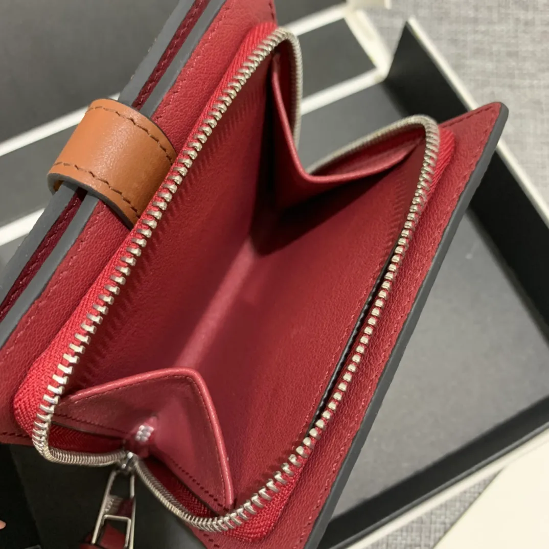 740💰 Compact zip wallet is made of wear-resistant piqué calfskin with a two-color combination. It has card slots and a coin pocket inside, making it exquisite and practical. Style number 3711, size 10.5*9*3