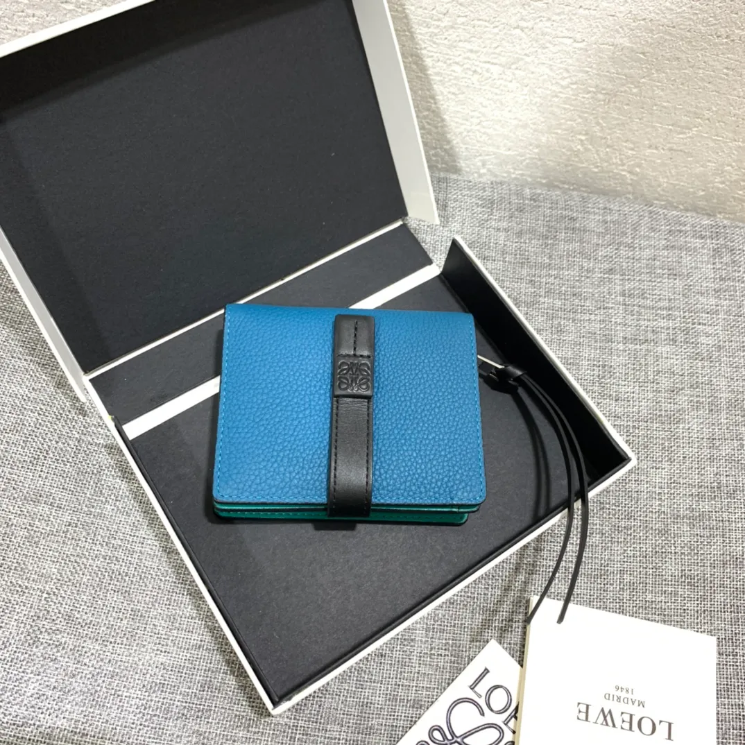 740💰 Compact zip wallet is made of wear-resistant piqué calfskin with a two-color combination. It has card slots and a coin pocket inside, making it exquisite and practical. Style number 3711, size 10.5*9*3
