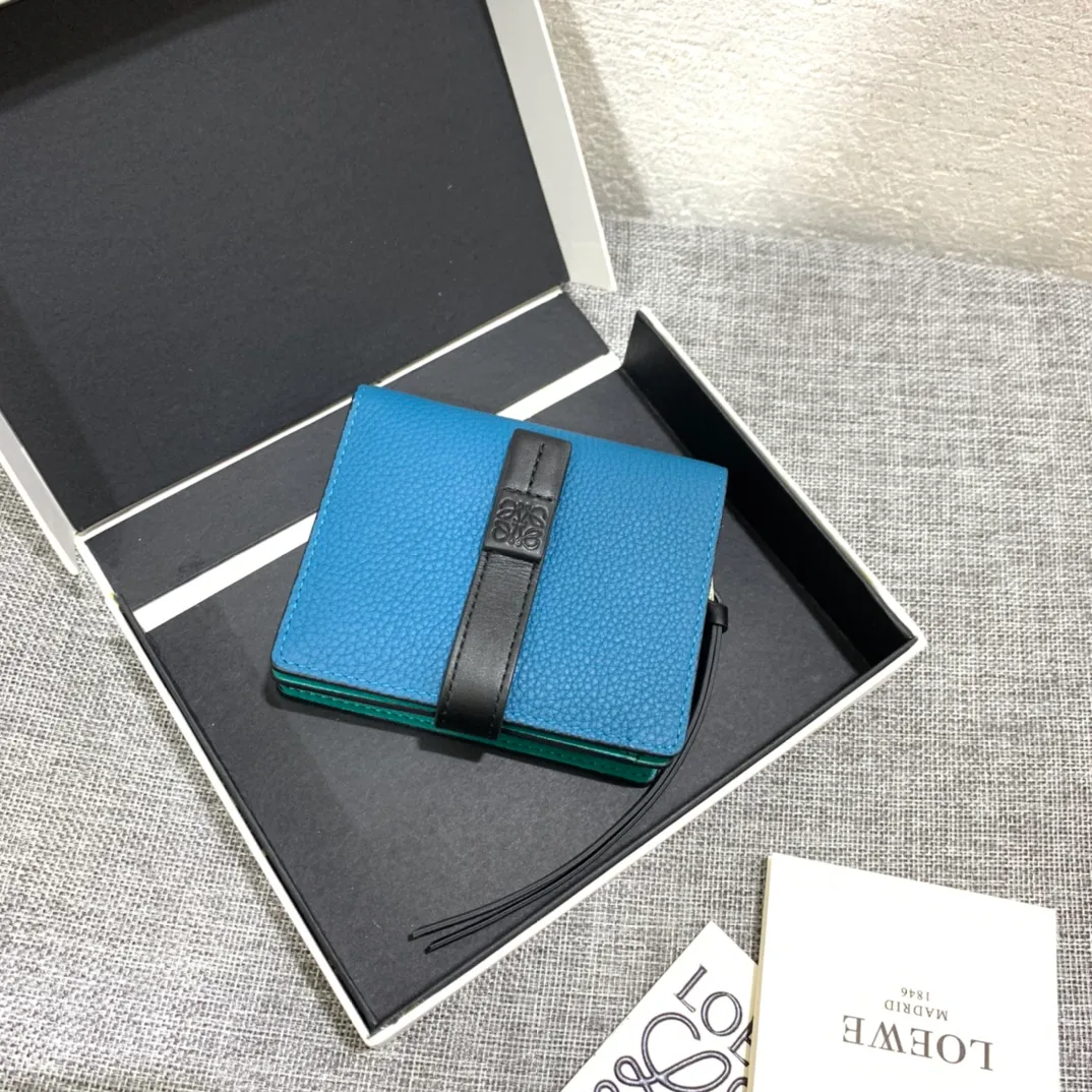 740💰 Compact zip wallet is made of wear-resistant piqué calfskin with a two-color combination. It has card slots and a coin pocket inside, making it exquisite and practical. Style number 3711, size 10.5*9*3