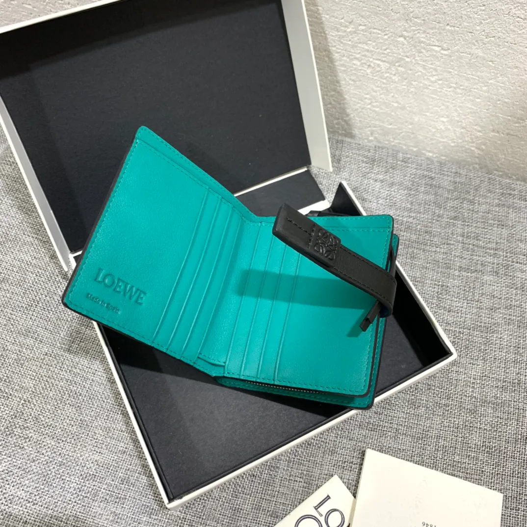 740💰 Compact zip wallet is made of wear-resistant piqué calfskin with a two-color combination. It has card slots and a coin pocket inside, making it exquisite and practical. Style number 3711, size 10.5*9*3