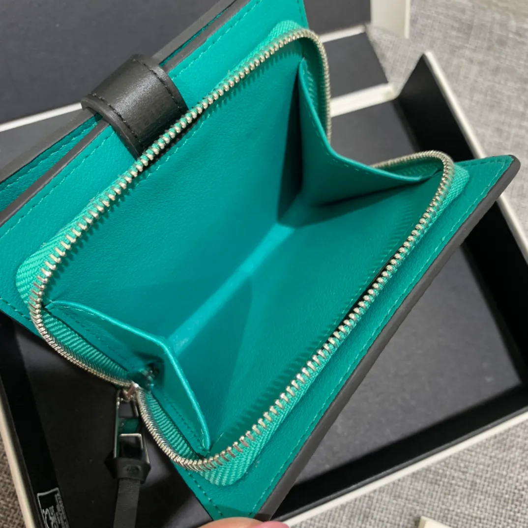 740💰 Compact zip wallet is made of wear-resistant piqué calfskin with a two-color combination. It has card slots and a coin pocket inside, making it exquisite and practical. Style number 3711, size 10.5*9*3
