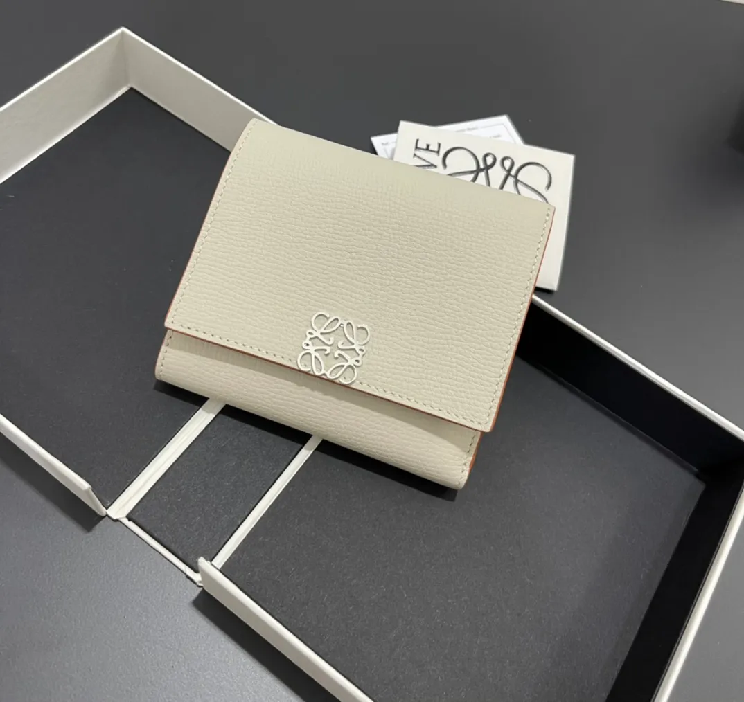 410💰 Short folding wallet made of pebbled cowhide, calfskin lining, card slots, zipper pocket, can enlarge banknotes. Style number 3729, size 10*11💰410