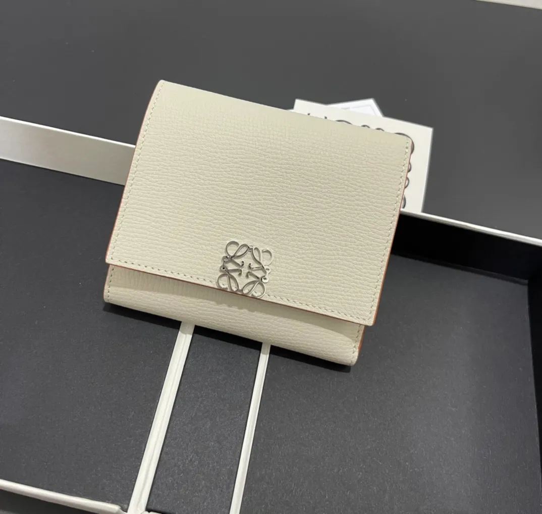 410💰 Short folding wallet made of pebbled cowhide, calfskin lining, card slots, zipper pocket, can enlarge banknotes. Style number 3729, size 10*11💰410