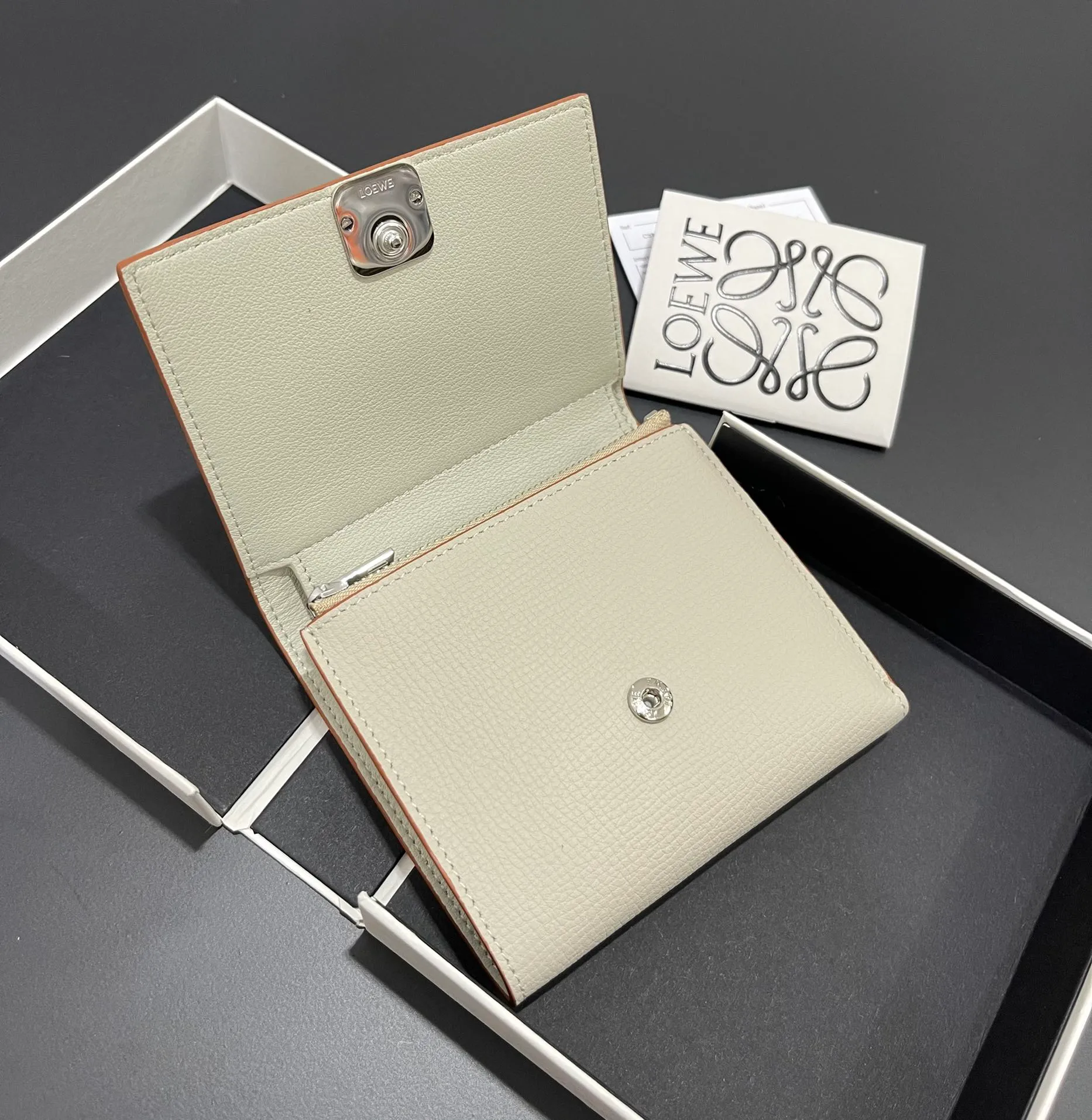 410💰 Short folding wallet made of pebbled cowhide, calfskin lining, card slots, zipper pocket, can enlarge banknotes. Style number 3729, size 10*11💰410