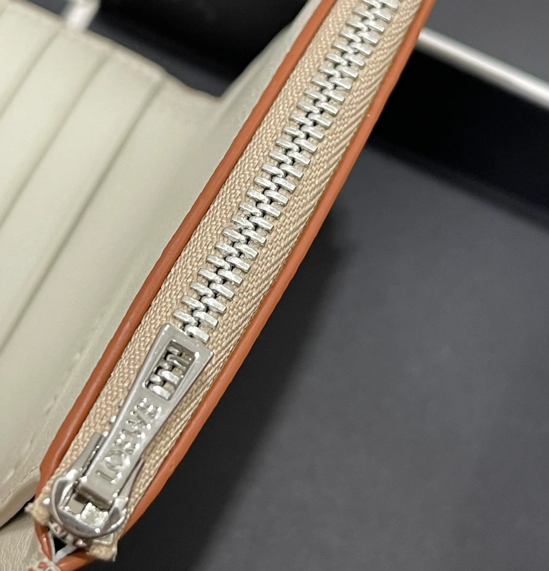410💰 Short folding wallet made of pebbled cowhide, calfskin lining, card slots, zipper pocket, can enlarge banknotes. Style number 3729, size 10*11💰410