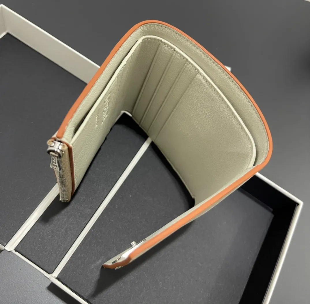410💰 Short folding wallet made of pebbled cowhide, calfskin lining, card slots, zipper pocket, can enlarge banknotes. Style number 3729, size 10*11💰410