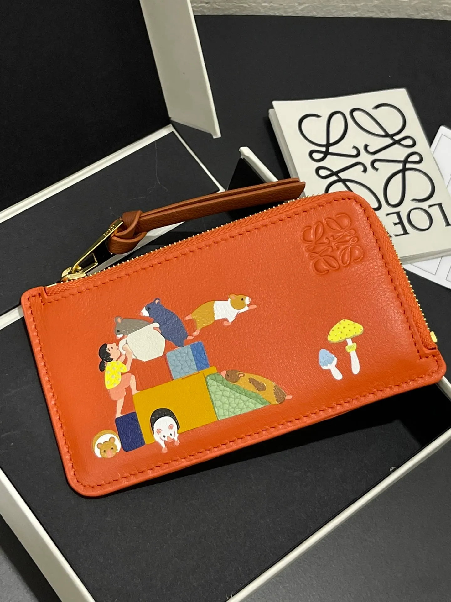 660💰Suna Fujita cooperation limited series hamster🐹Zip card holder Made of nappa calfskin, four card slots and zipper compartment, with hamster pattern, style number 3815, size 13*7.5 (⚠️Note: Each color of the silk screen pattern will be a little darker, which is inevitable, if you mind, please do not place an order)