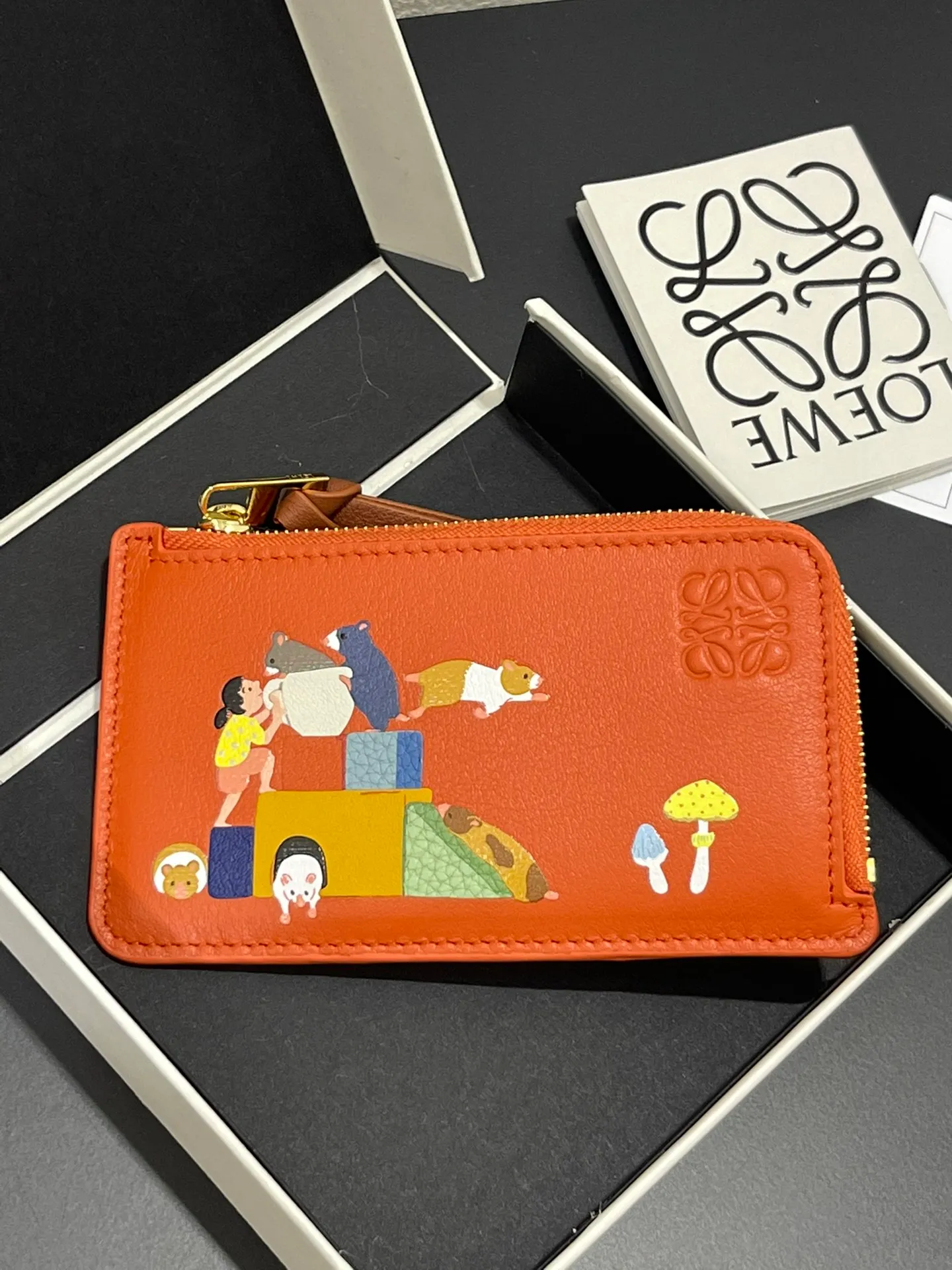 660💰Suna Fujita cooperation limited series hamster🐹Zip card holder Made of nappa calfskin, four card slots and zipper compartment, with hamster pattern, style number 3815, size 13*7.5 (⚠️Note: Each color of the silk screen pattern will be a little darker, which is inevitable, if you mind, please do not place an order)